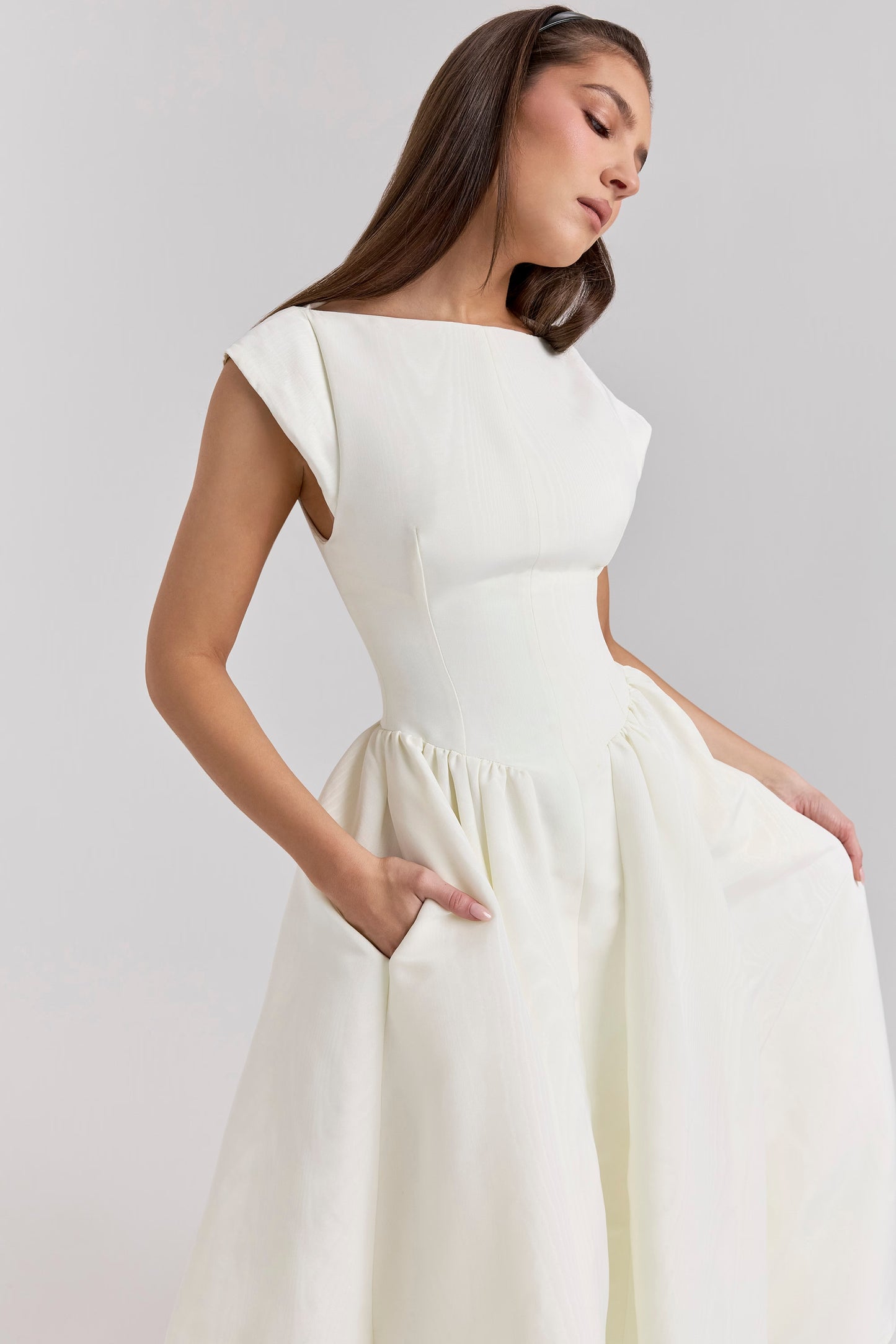 Meghan — Vestido midi con espalda descubierta