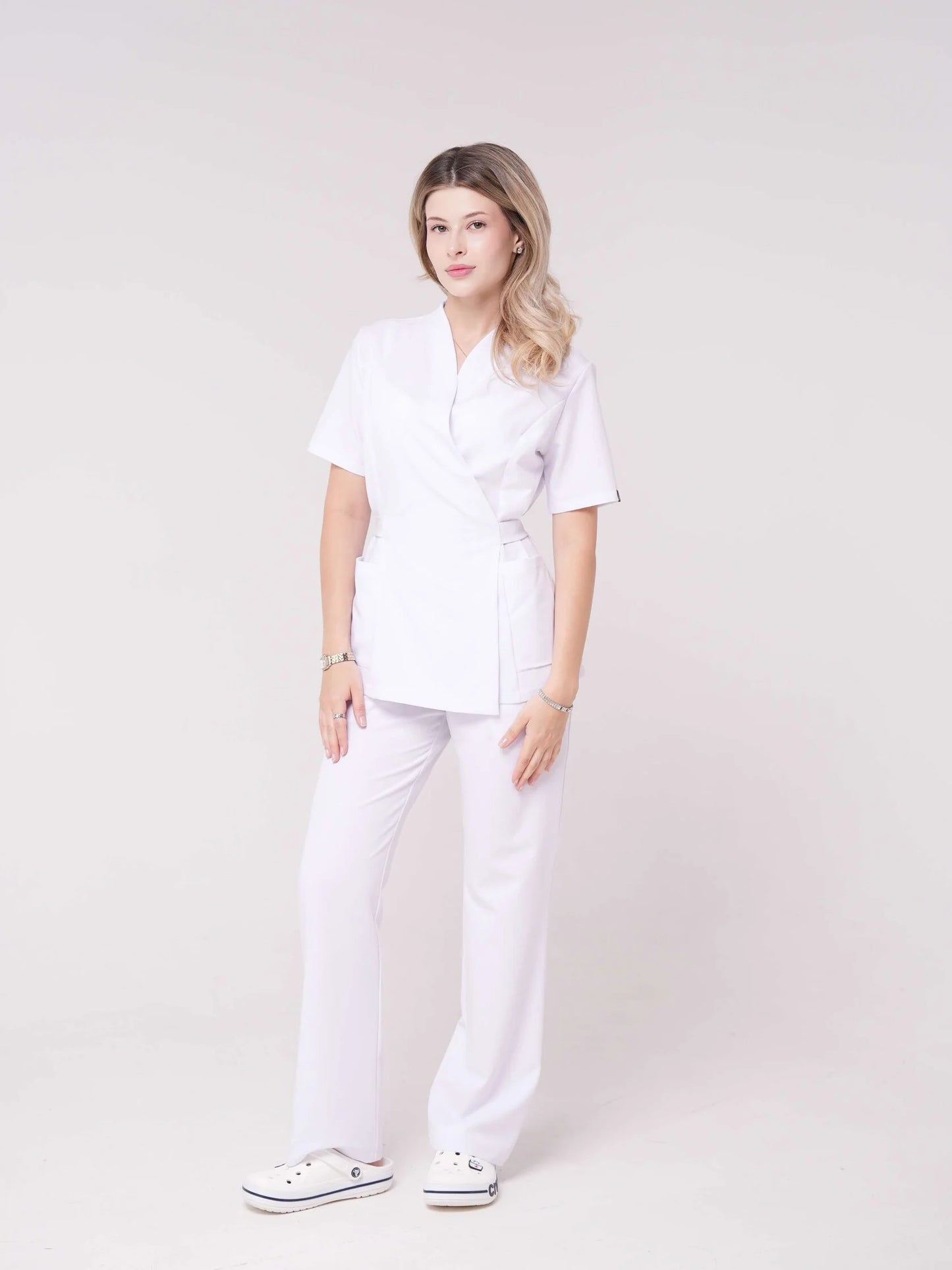 Nahia — Uniforme con pantalón encauchado y lazo