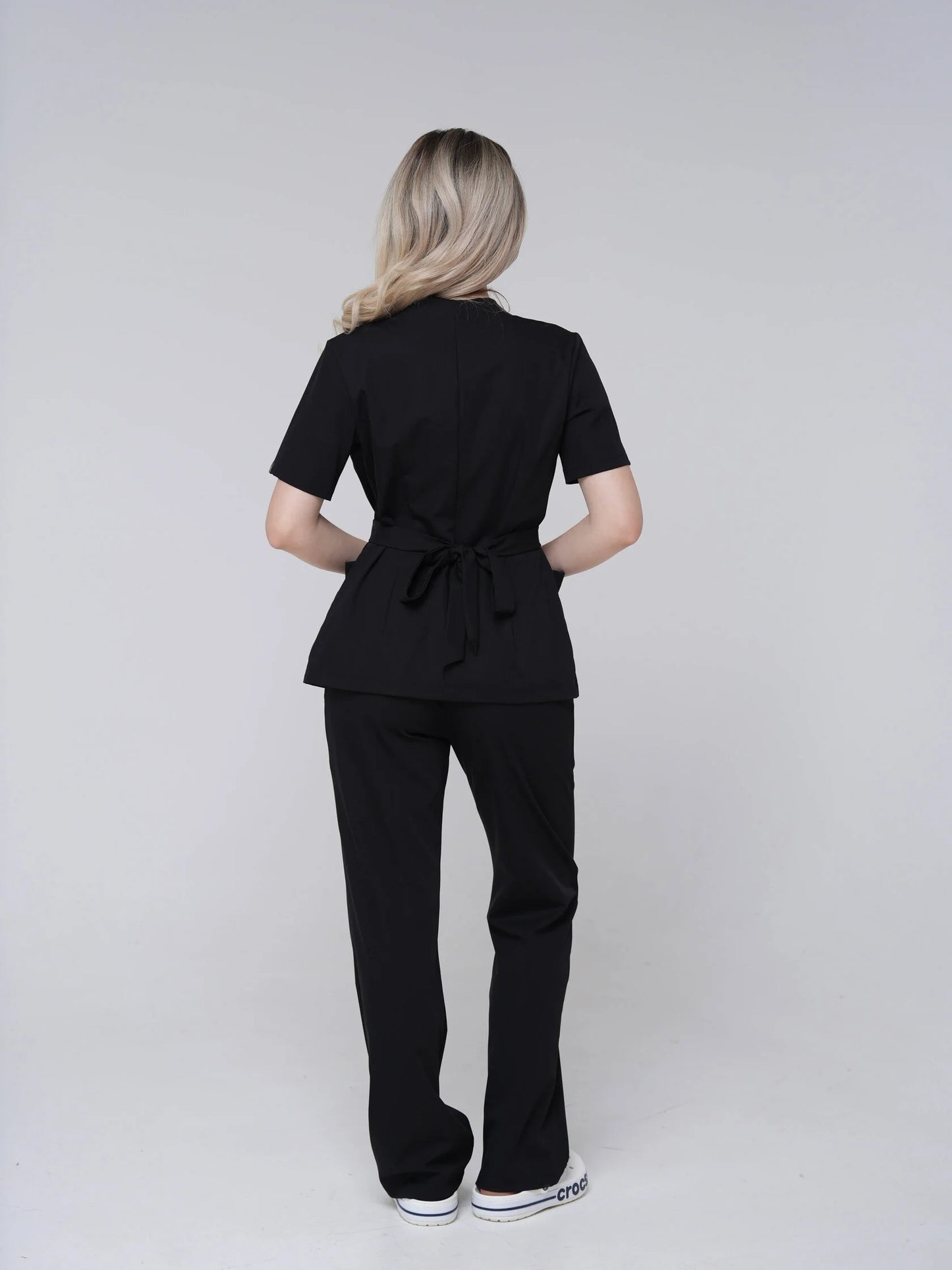 Nahia — Uniforme con pantalón encauchado y lazo