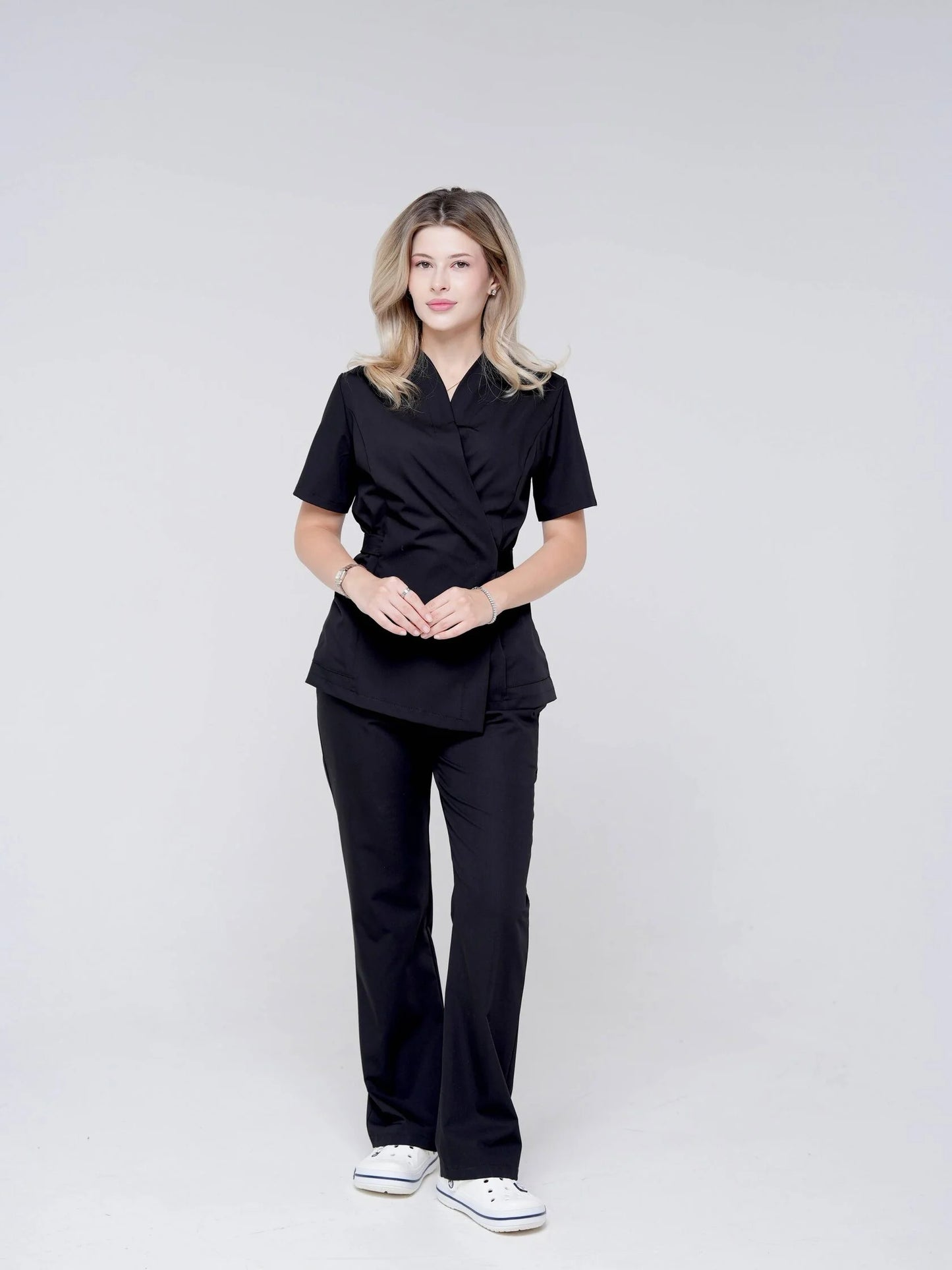 Nahia — Uniforme con pantalón encauchado y lazo