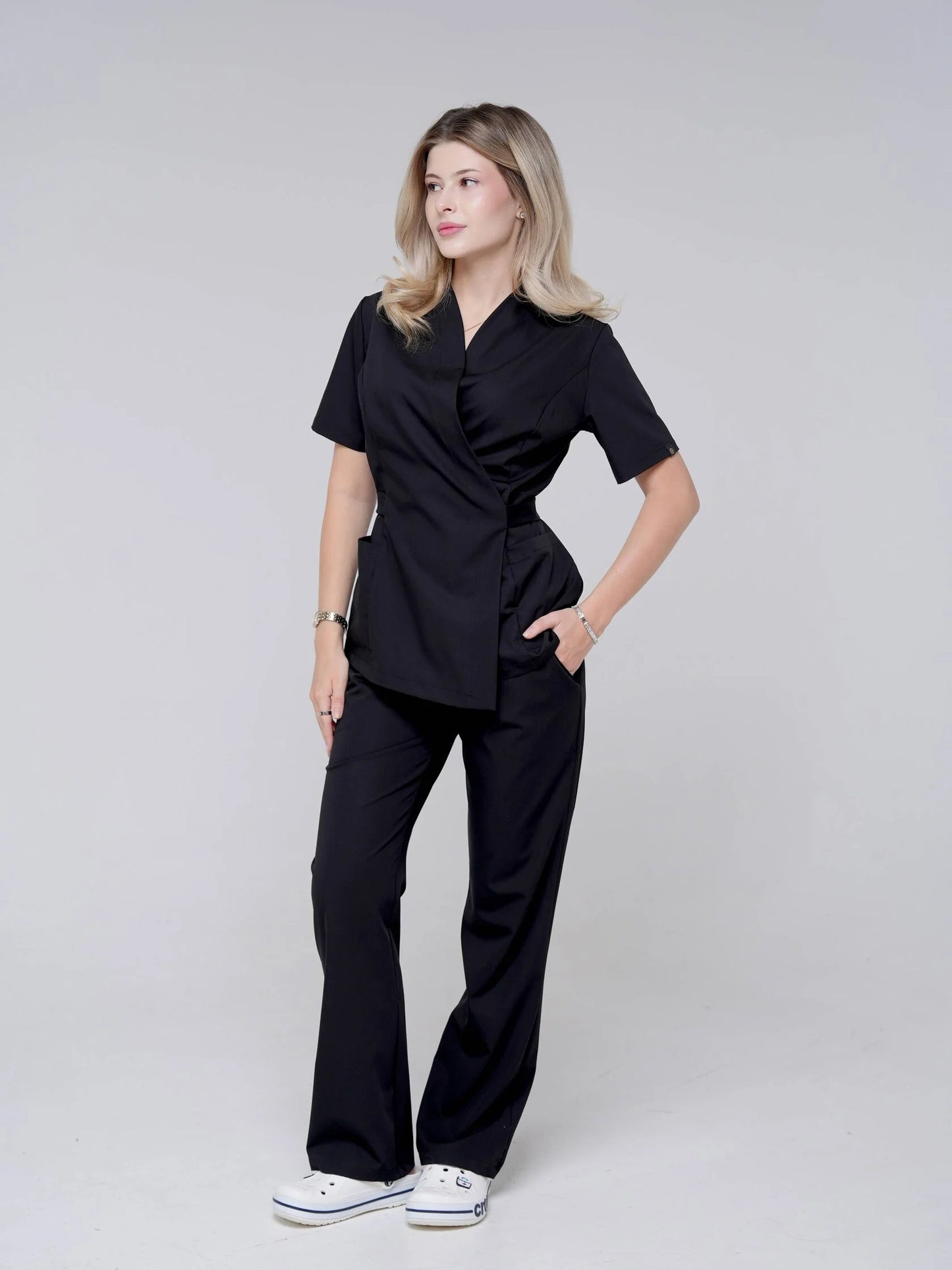 Nahia — Uniforme con pantalón encauchado y lazo