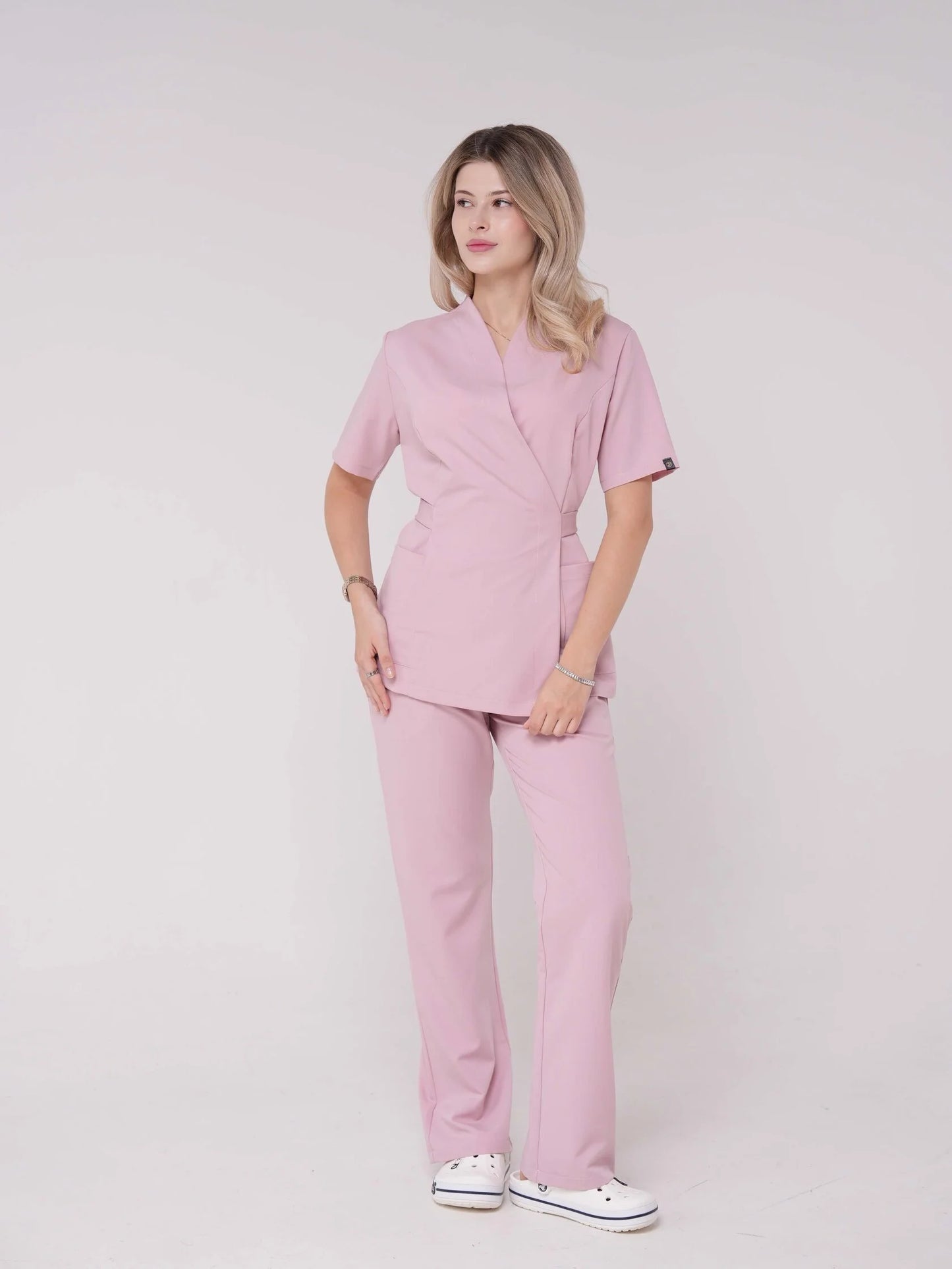 Nahia — Uniforme con pantalón encauchado y lazo