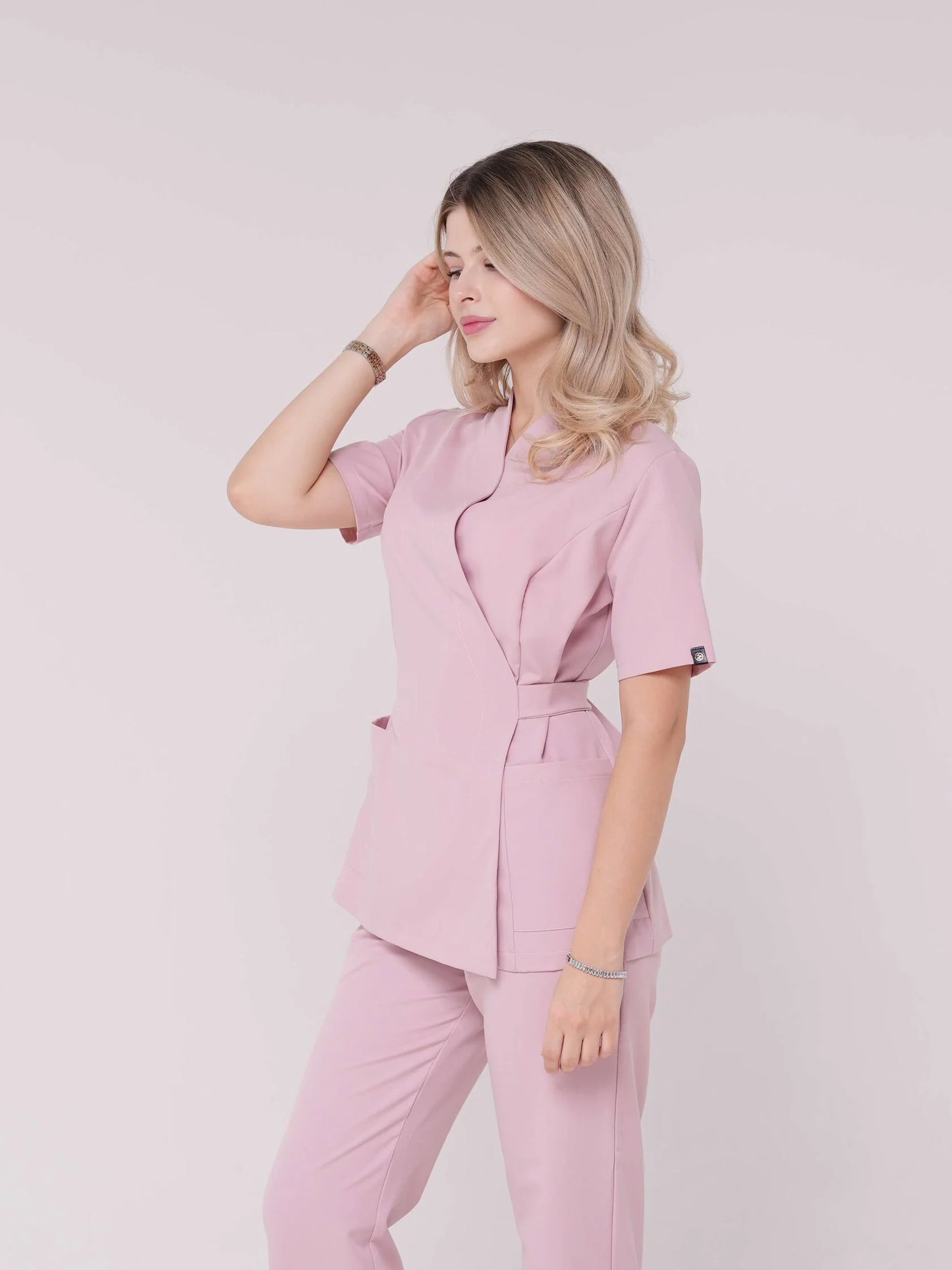 Nahia — Uniforme con pantalón encauchado y lazo