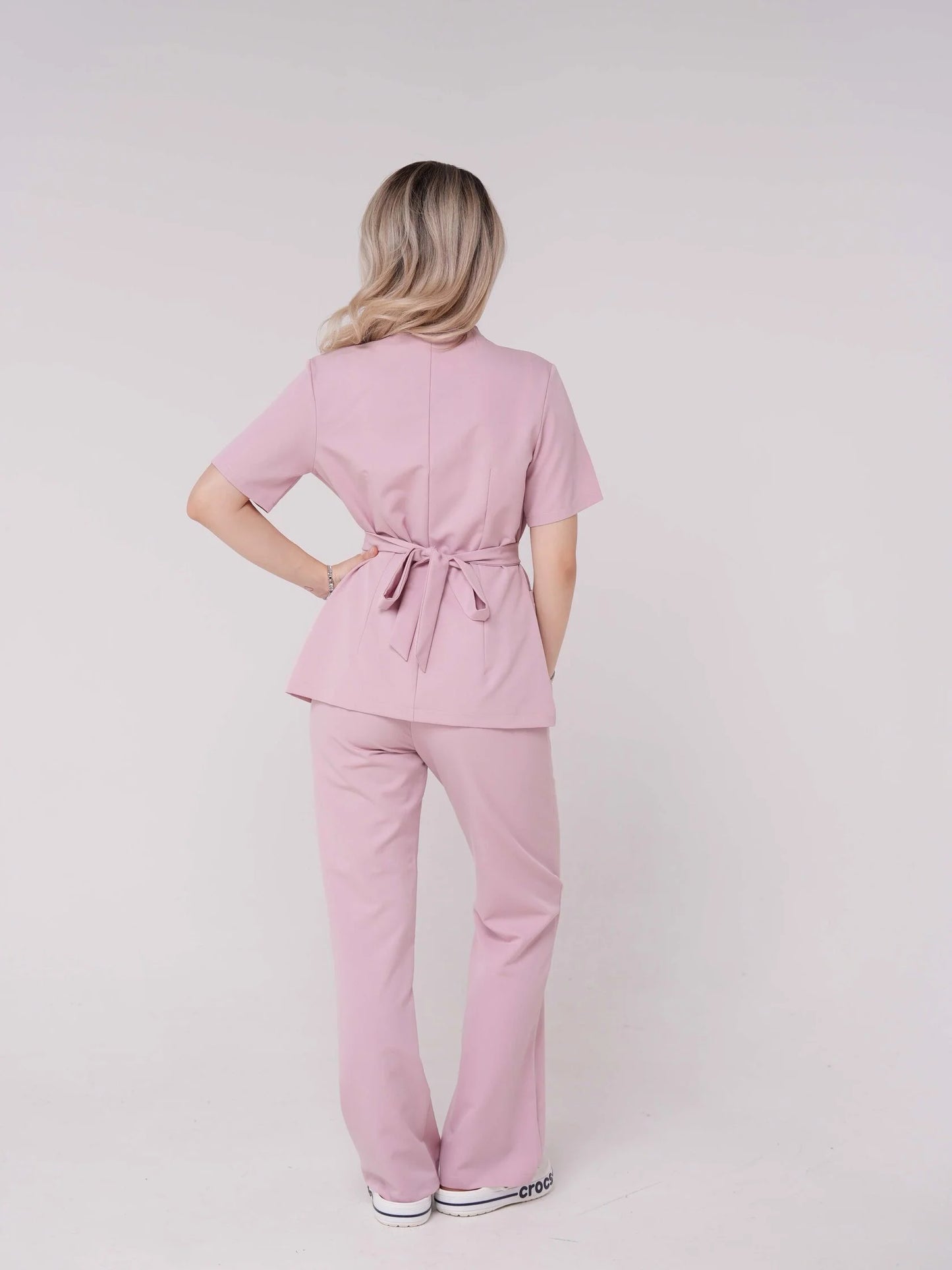 Nahia — Uniforme con pantalón encauchado y lazo