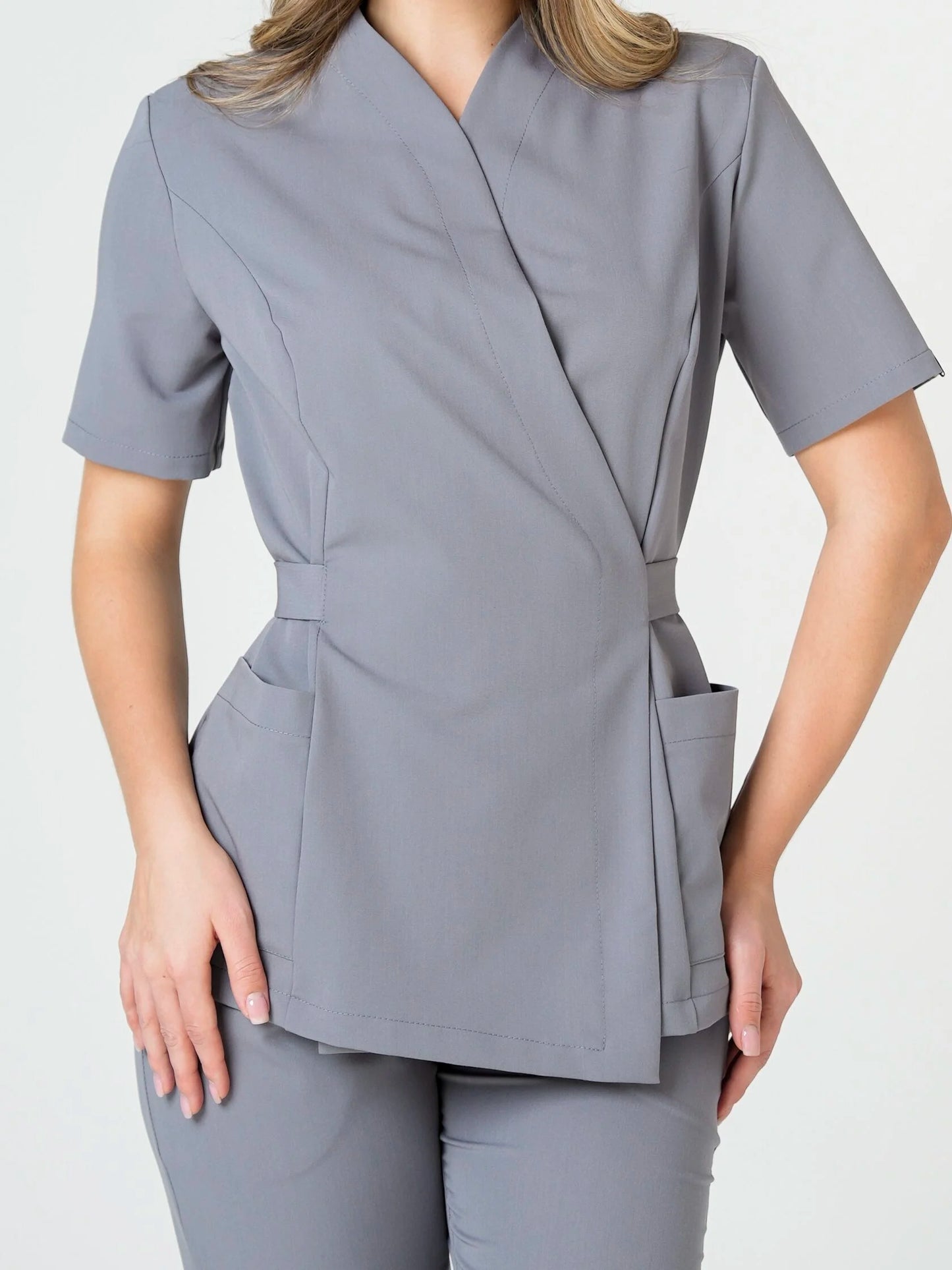 Nahia — Uniforme con pantalón encauchado y lazo