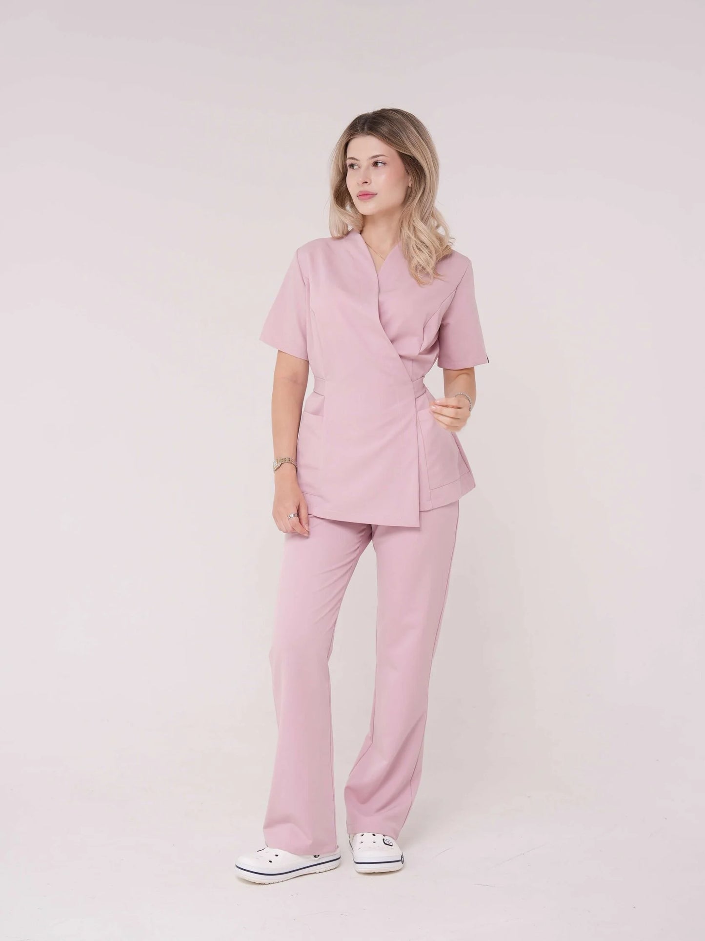 Nahia — Uniforme con pantalón encauchado y lazo