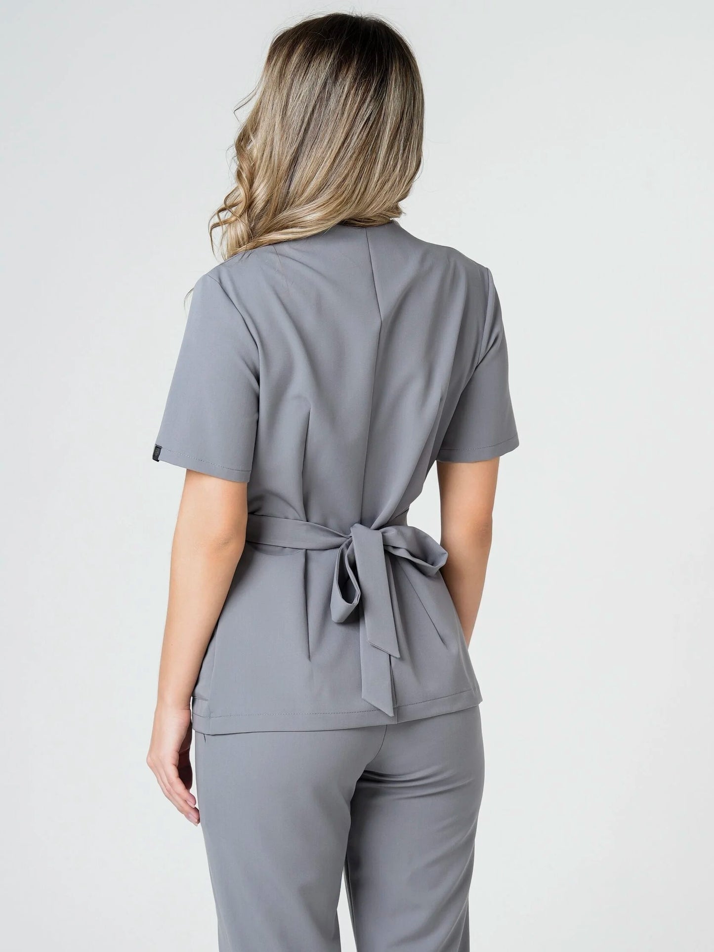 Nahia — Uniforme con pantalón encauchado y lazo