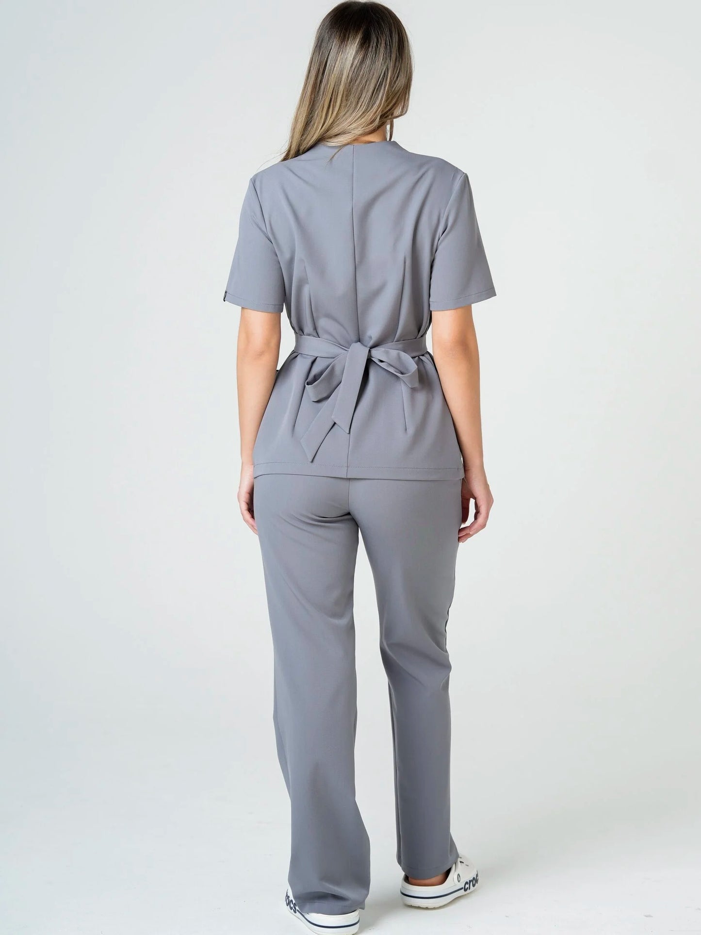 Nahia — Uniforme con pantalón encauchado y lazo