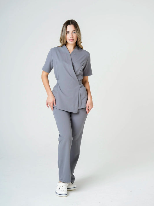 Nahia — Uniforme con pantalón encauchado y lazo
