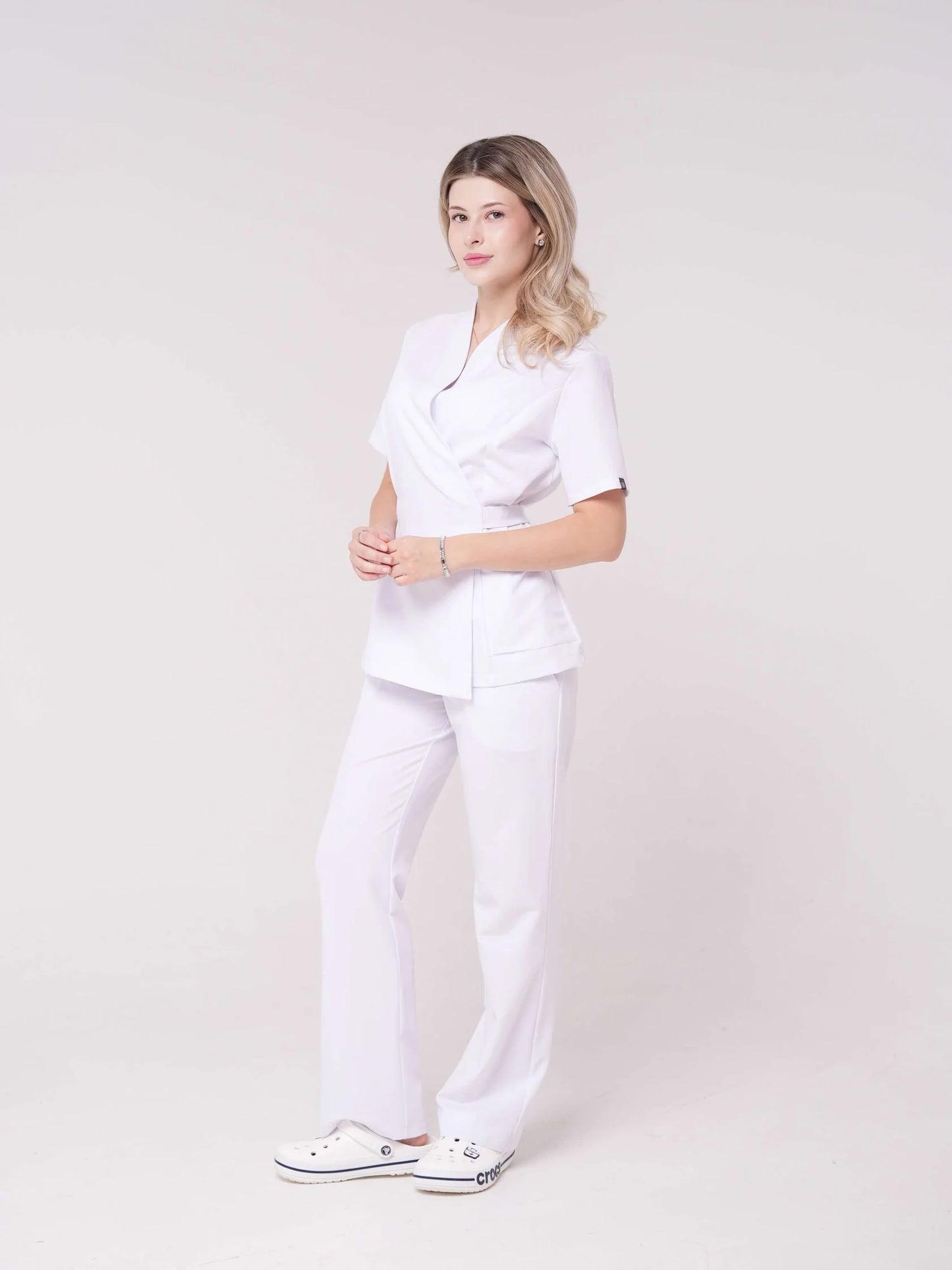 Nahia — Uniforme con pantalón encauchado y lazo
