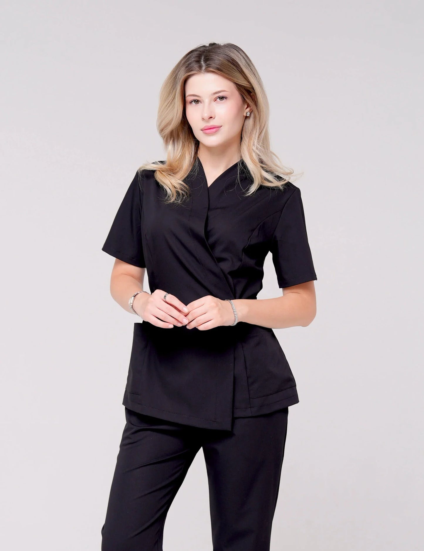 Nahia — Uniforme con pantalón encauchado y lazo
