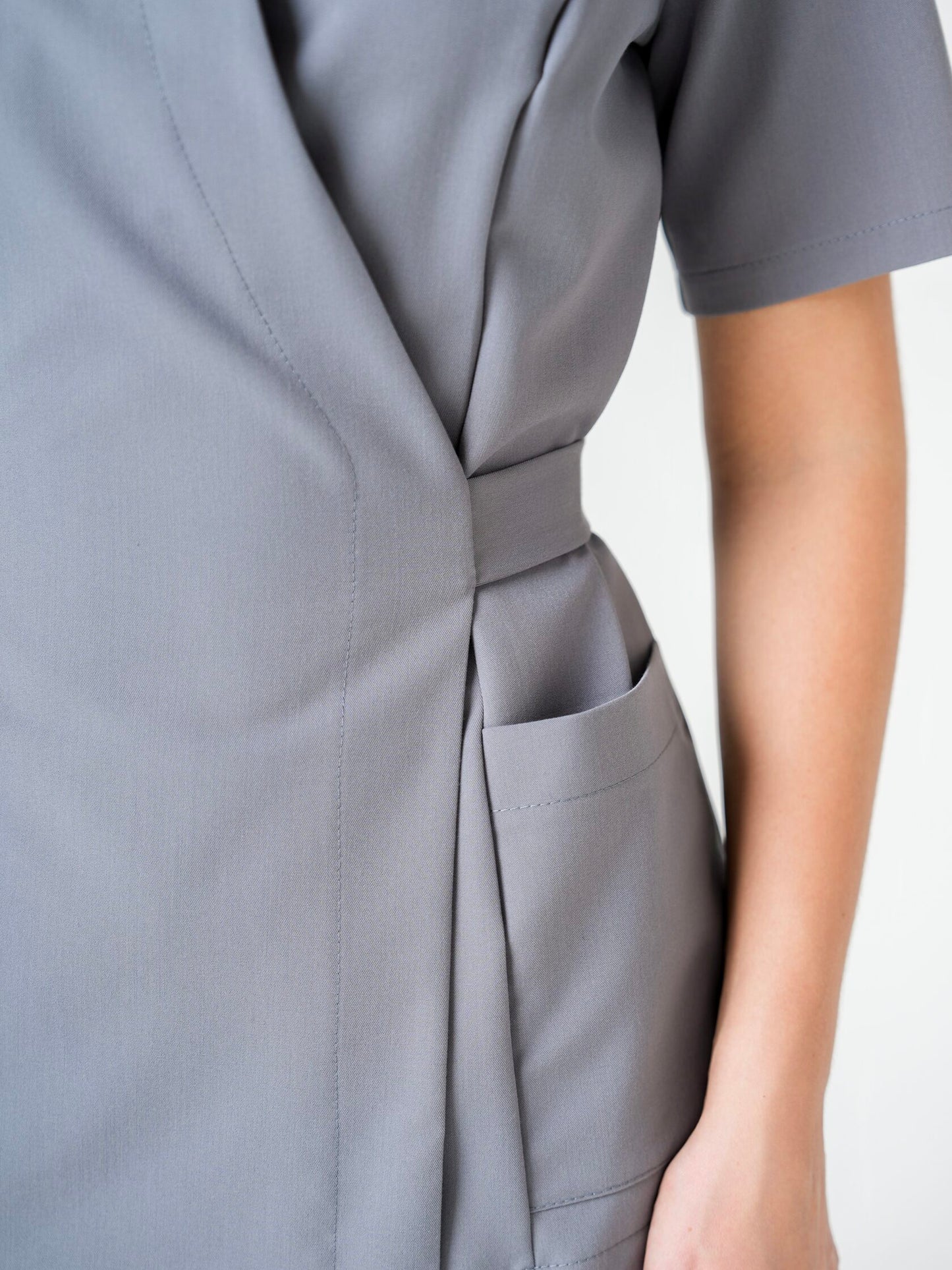 Nahia — Uniforme con pantalón encauchado y lazo
