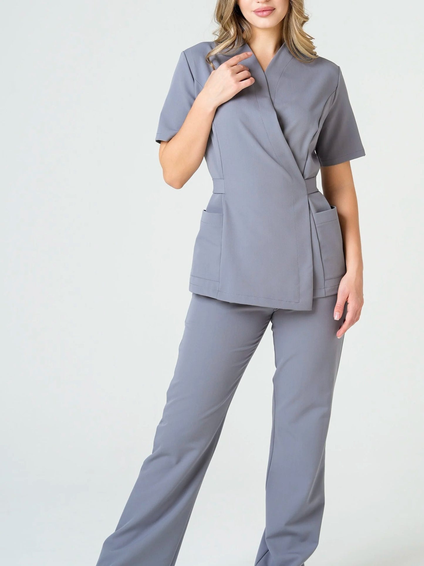 Nahia — Uniforme con pantalón encauchado y lazo