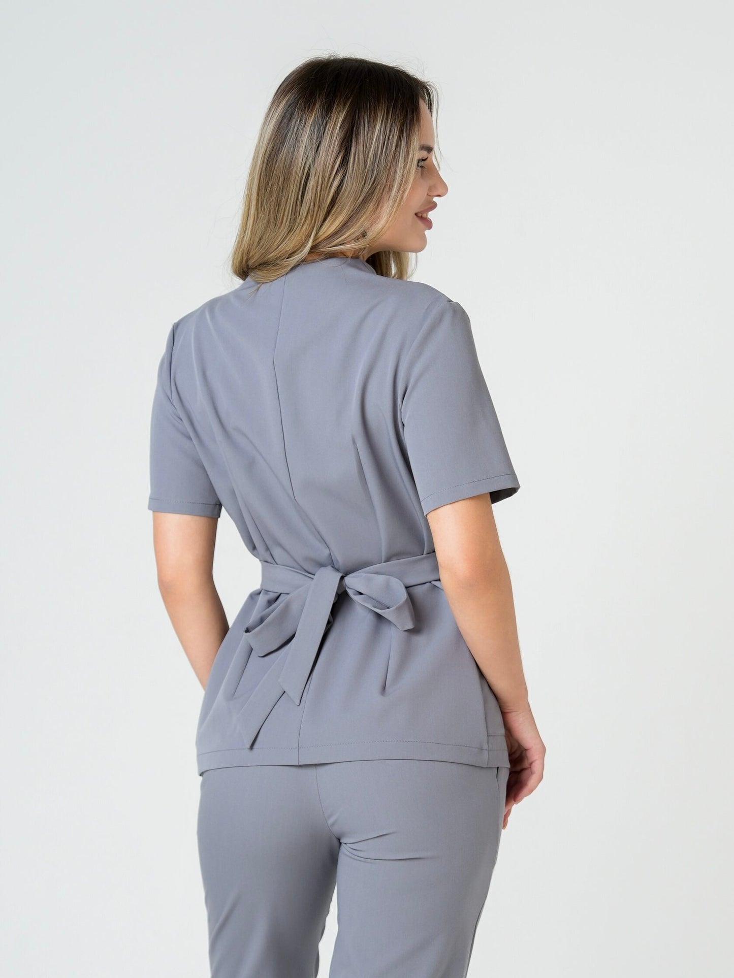 Nahia — Uniforme con pantalón encauchado y lazo