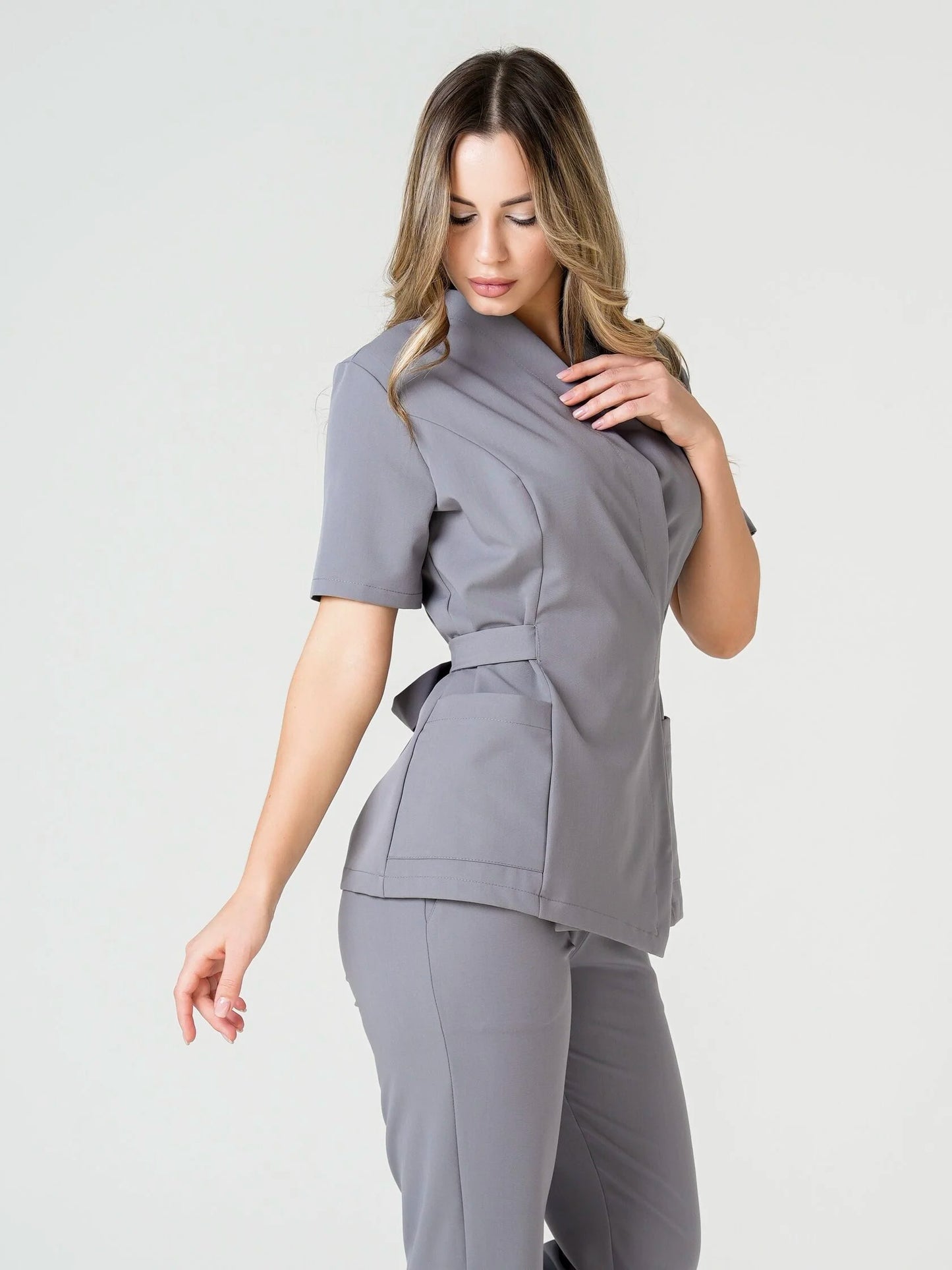 Nahia — Uniforme con pantalón encauchado y lazo