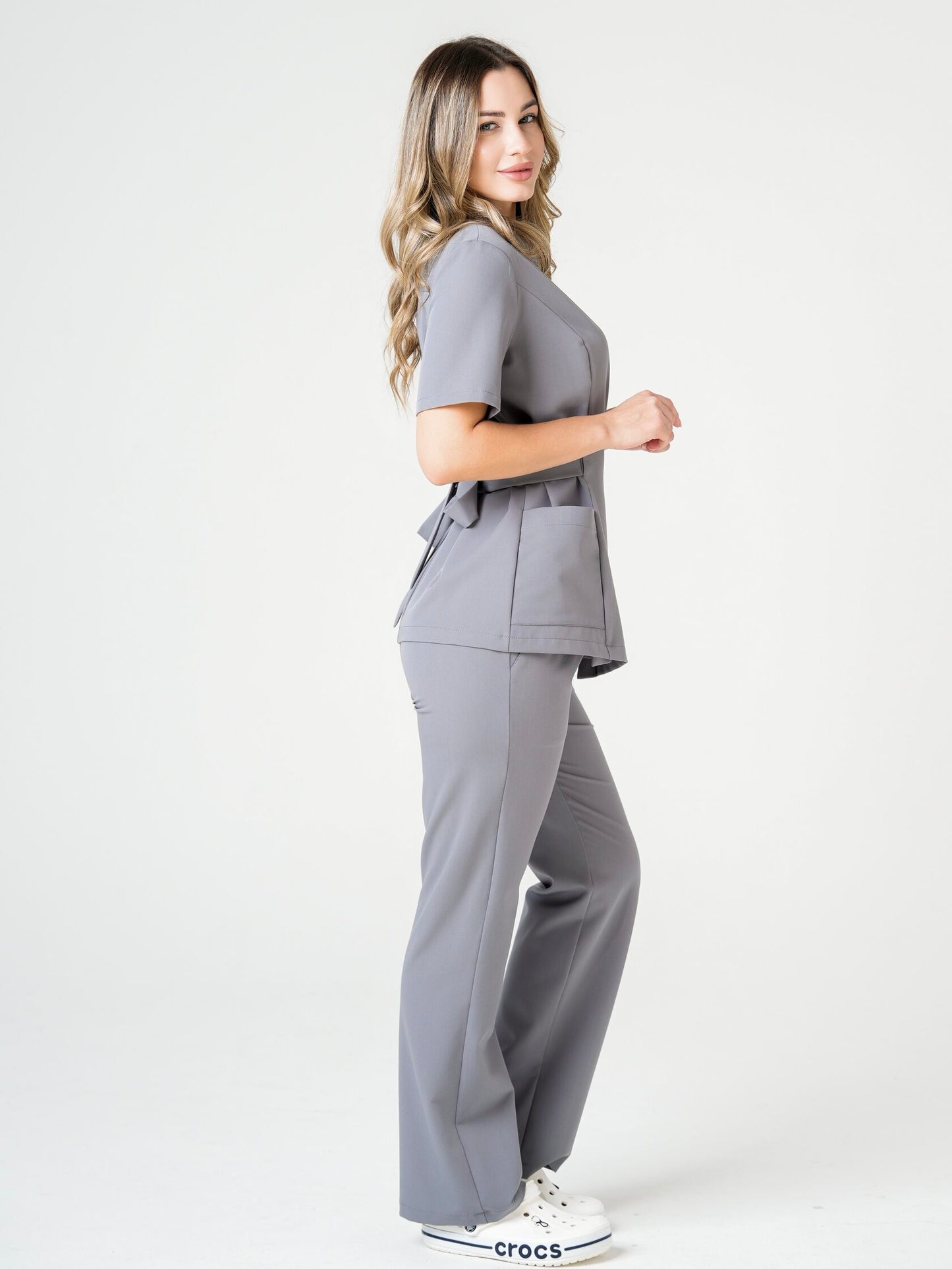 Nahia — Uniforme con pantalón encauchado y lazo