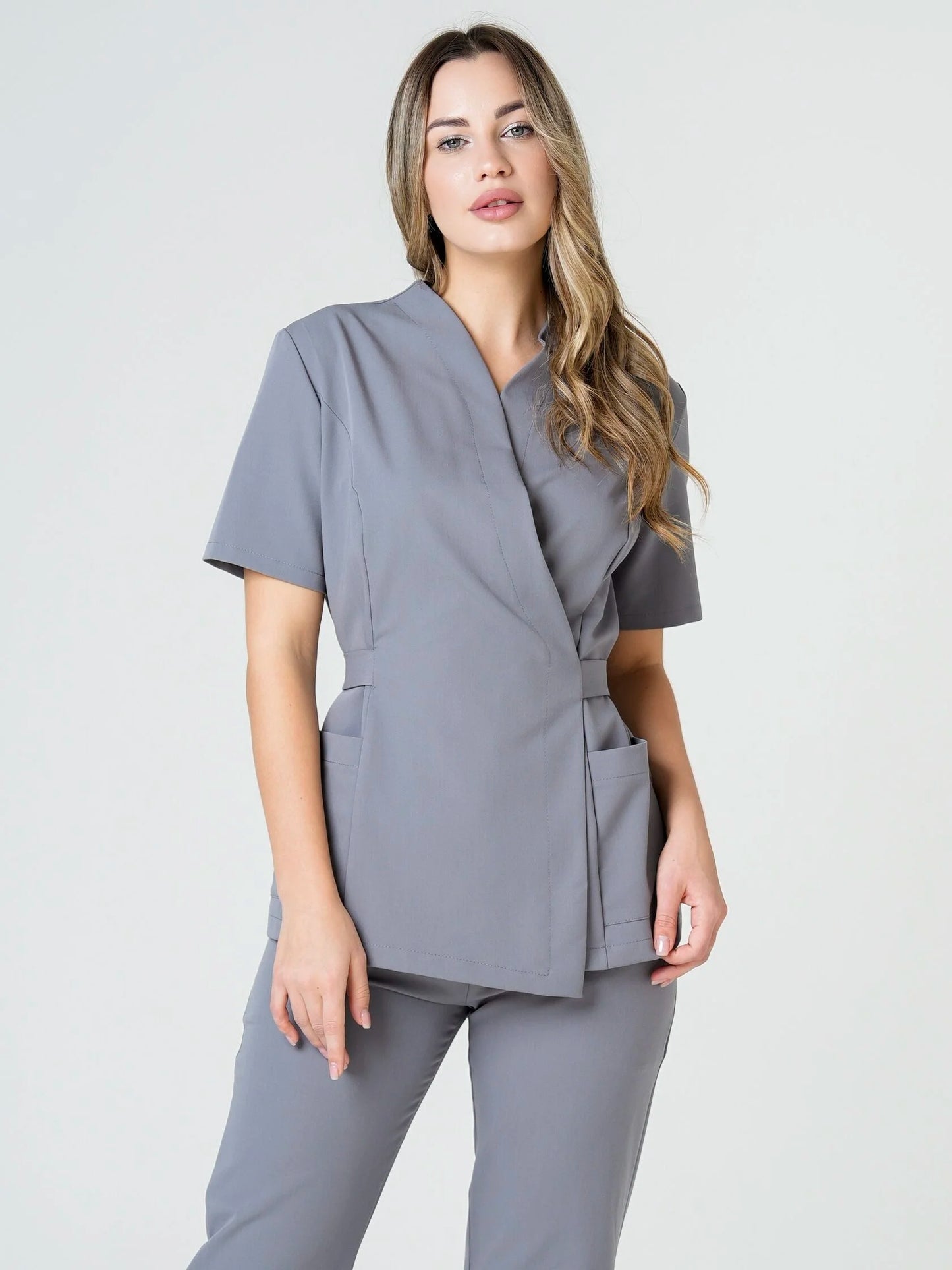 Nahia — Uniforme con pantalón encauchado y lazo