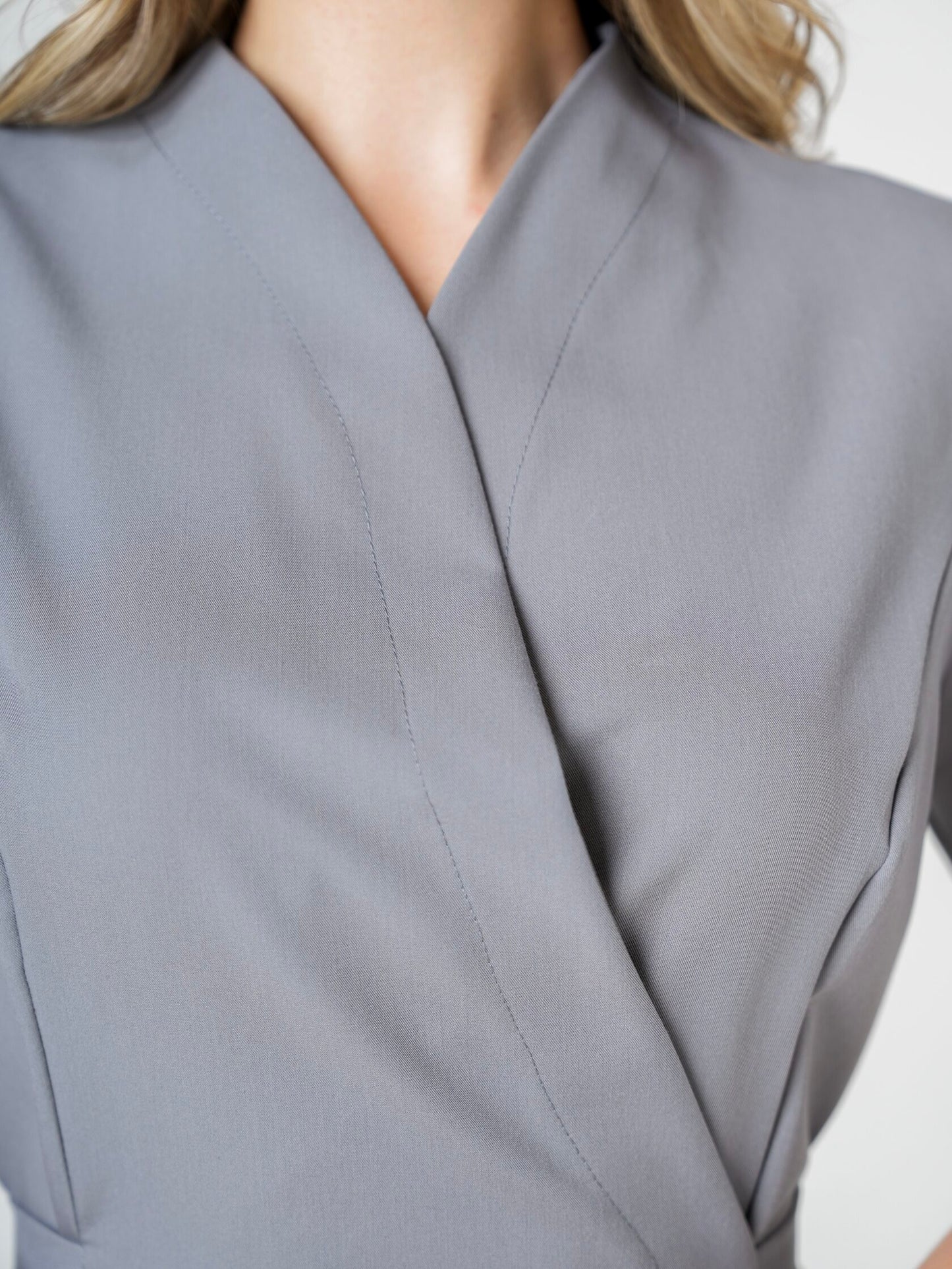 Nahia — Uniforme con pantalón encauchado y lazo