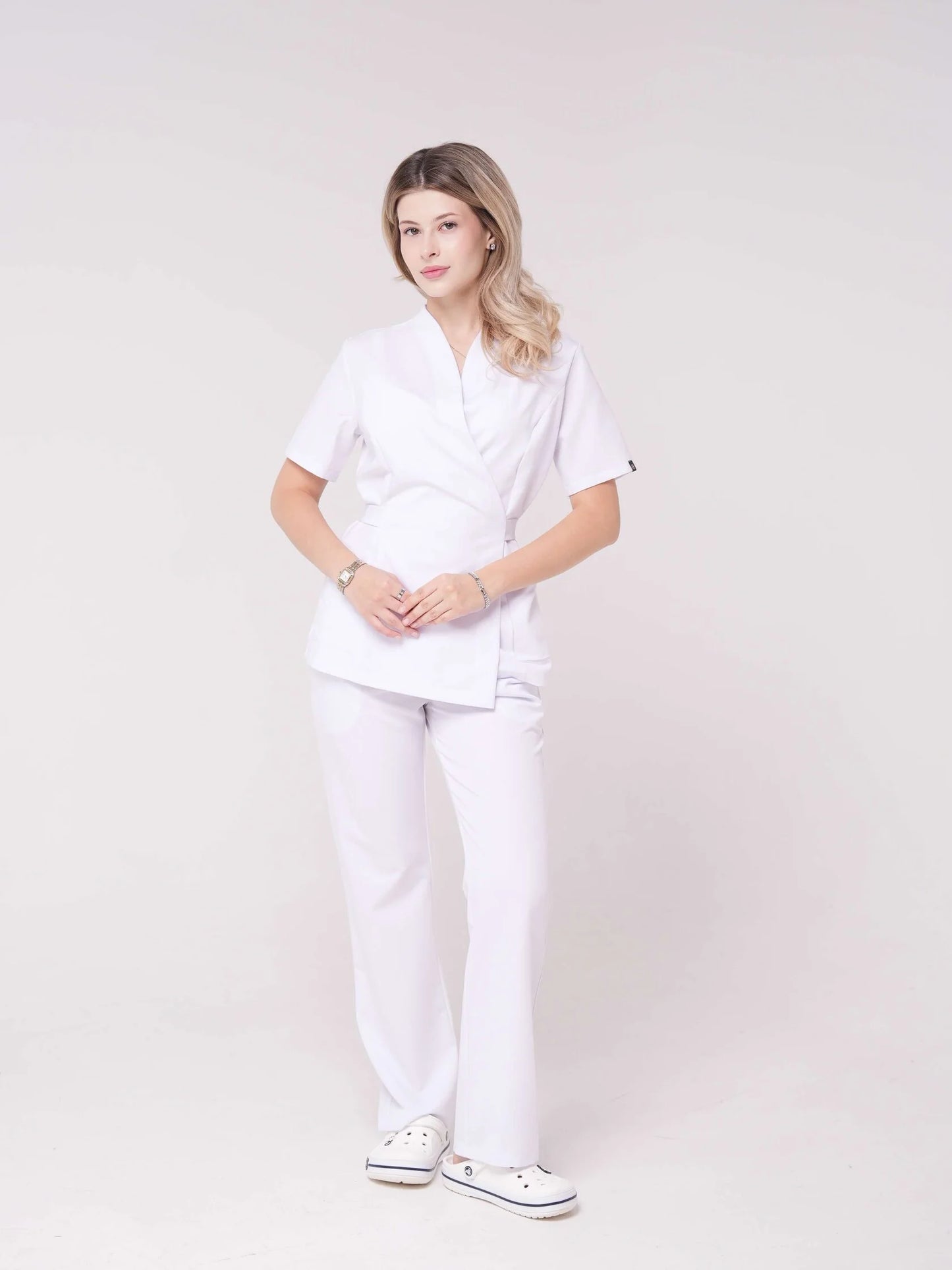 Nahia — Uniforme con pantalón encauchado y lazo