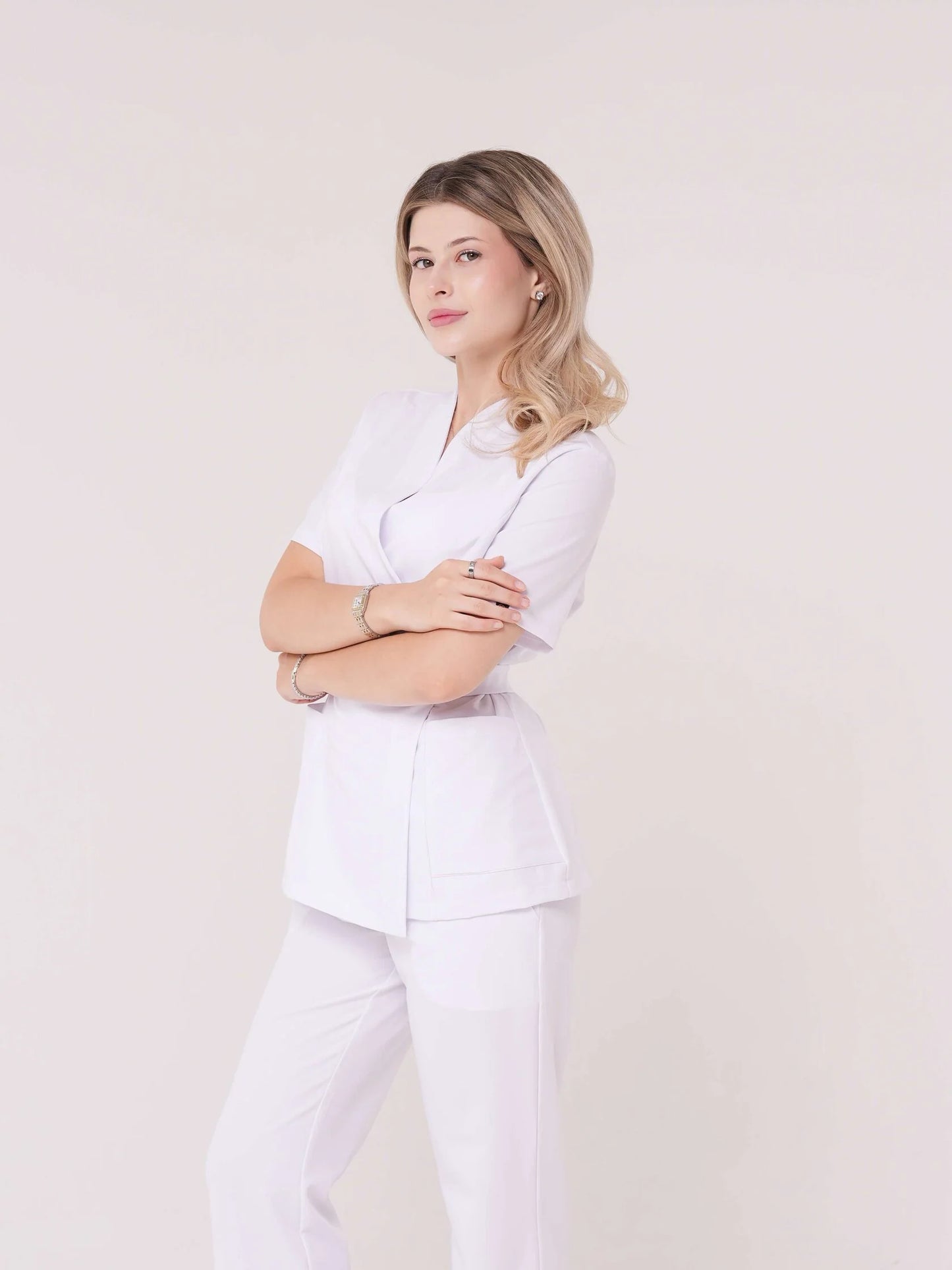 Nahia — Uniforme con pantalón encauchado y lazo