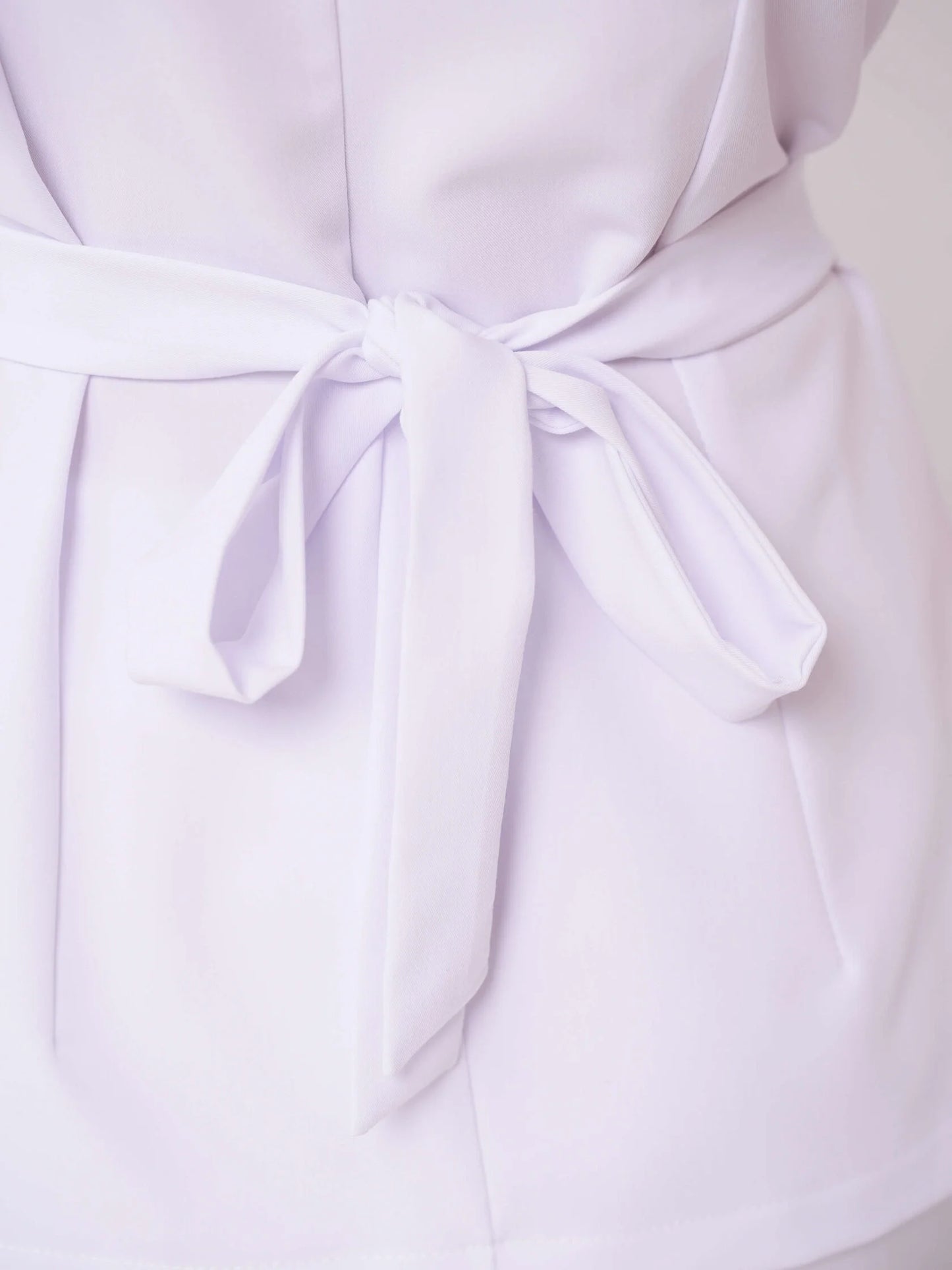 Nahia — Uniforme con pantalón encauchado y lazo