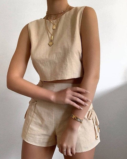 Nancy — Conjunto: blusa con lazos y short con lazos