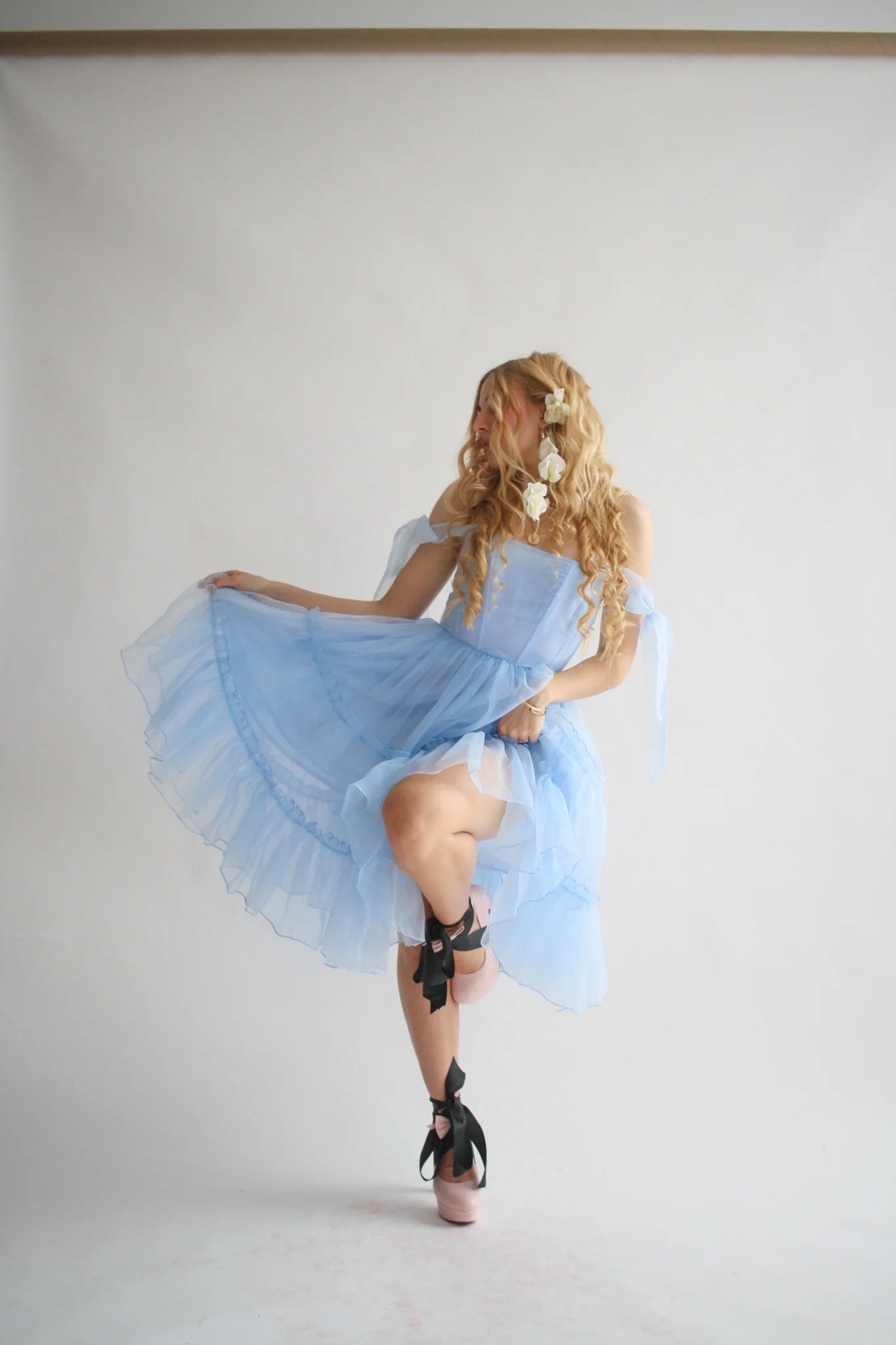 Saffira — Vestido midi corset con volantes y lazos