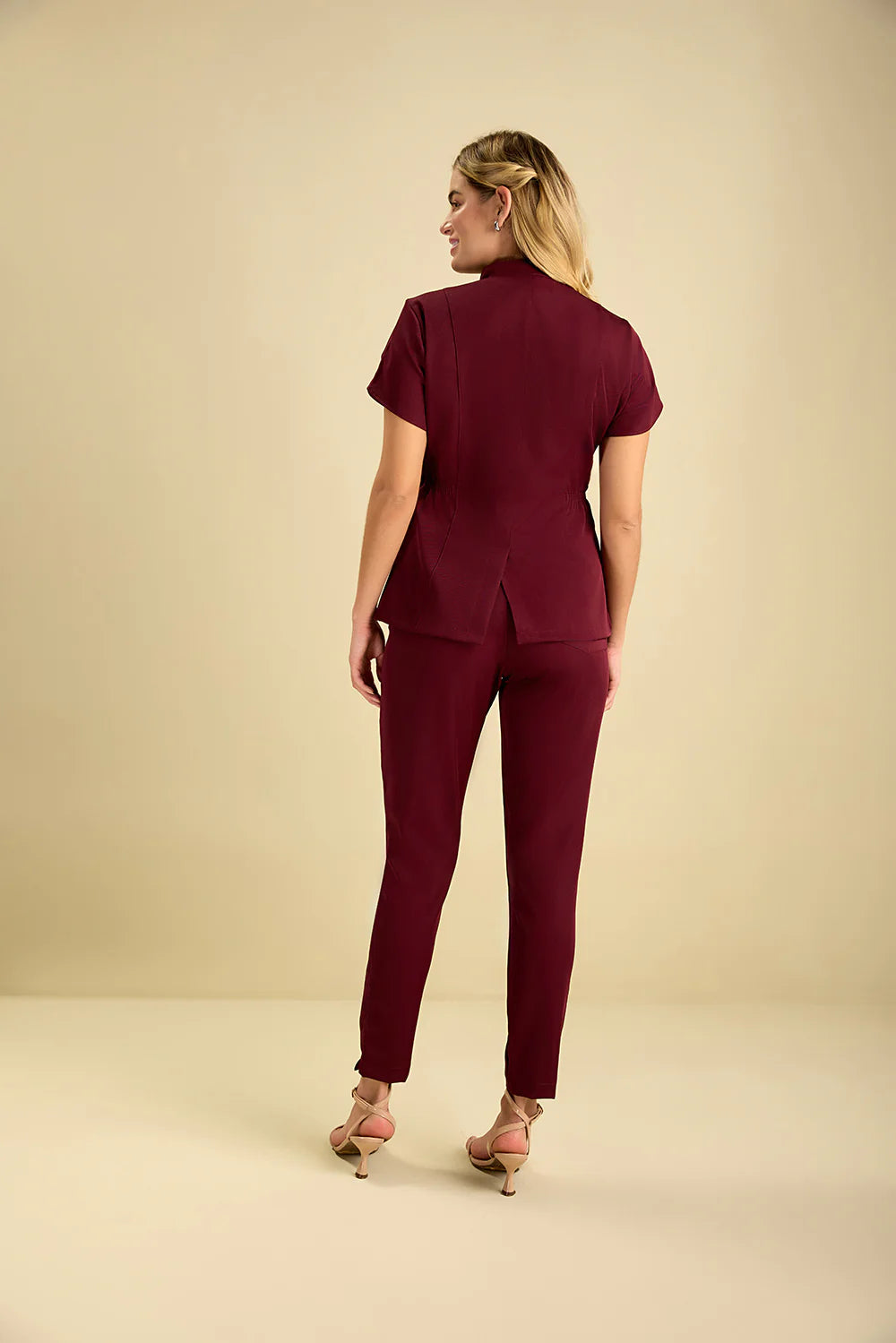 Sara — Uniforme encauchado