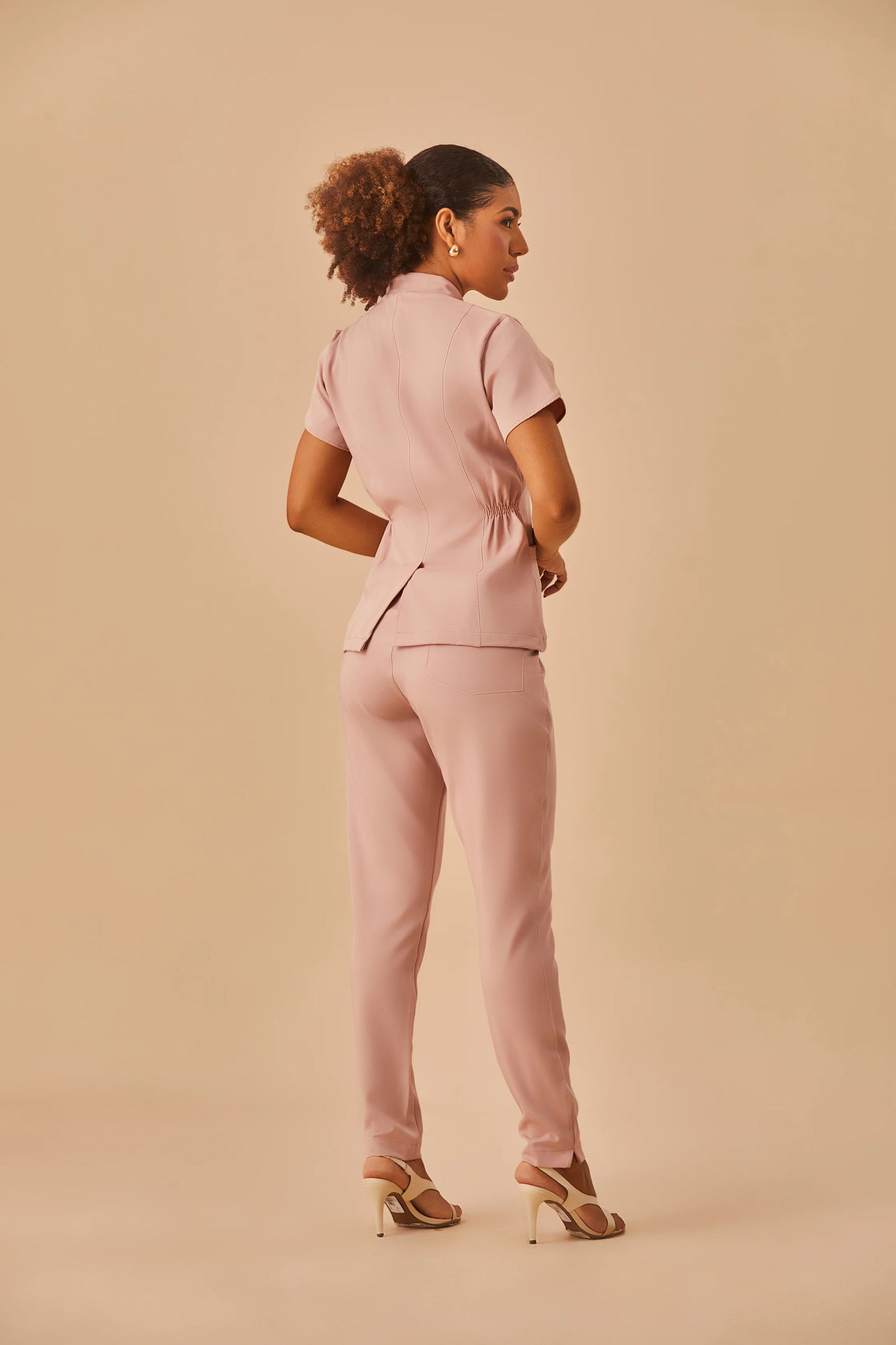 Sara — Uniforme encauchado