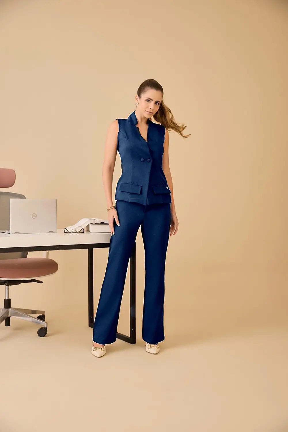 Sofia — Uniforme chaleco con pantalón bota campana