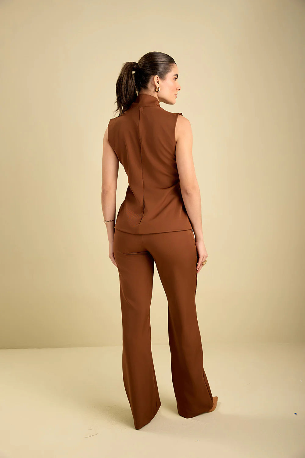 Sofia — Uniforme chaleco con pantalón bota campana
