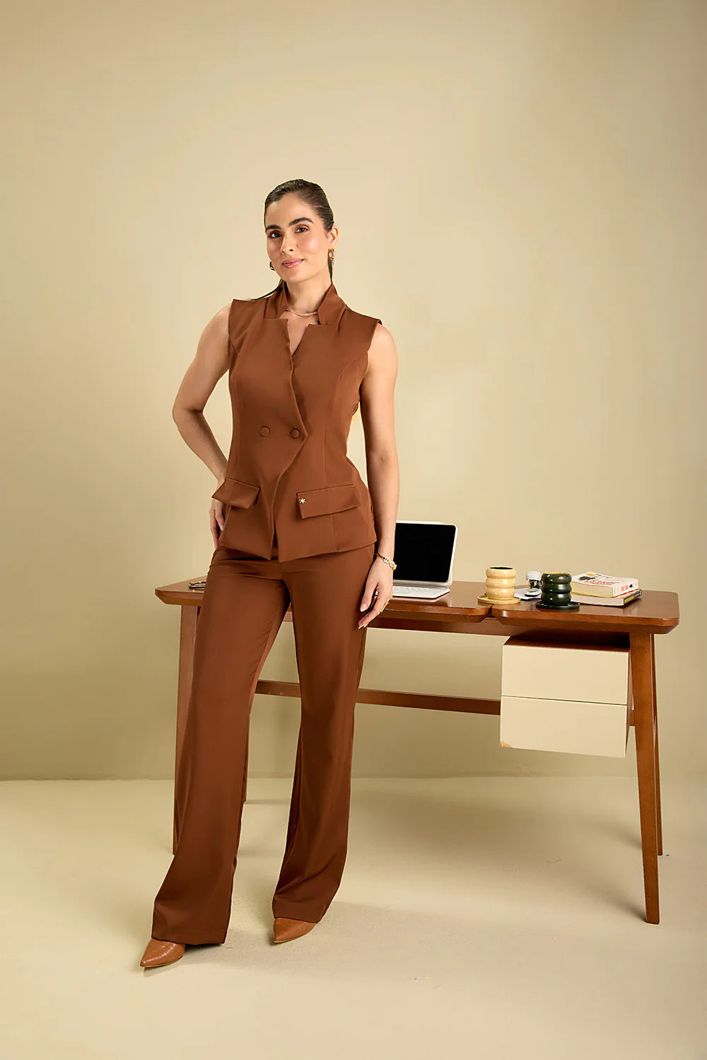 Sofia — Uniforme chaleco con pantalón bota campana