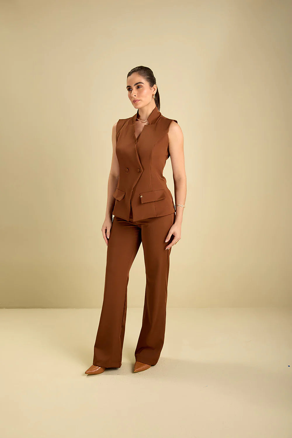 Sofia — Uniforme chaleco con pantalón bota campana