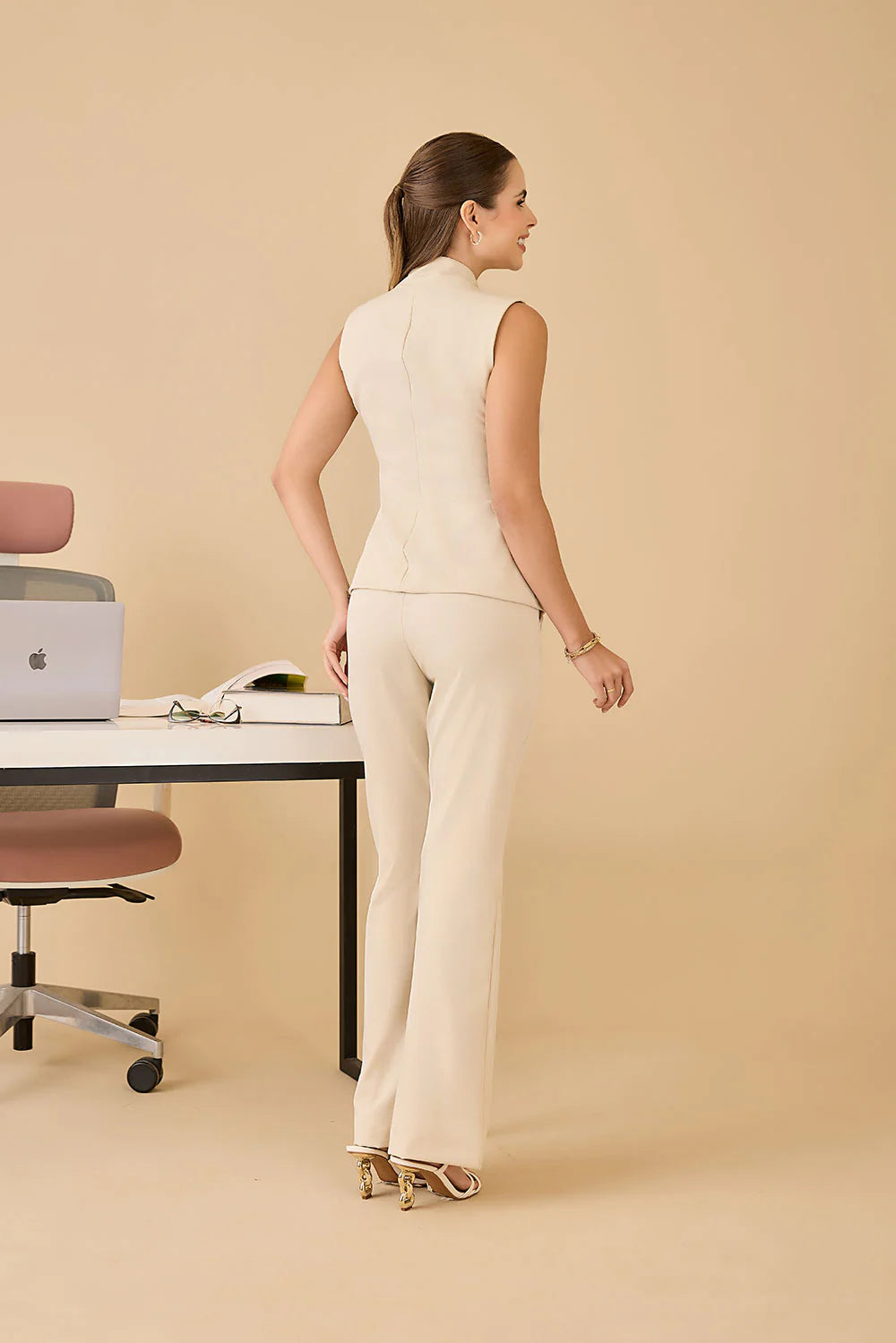 Sofia — Uniforme chaleco con pantalón bota campana
