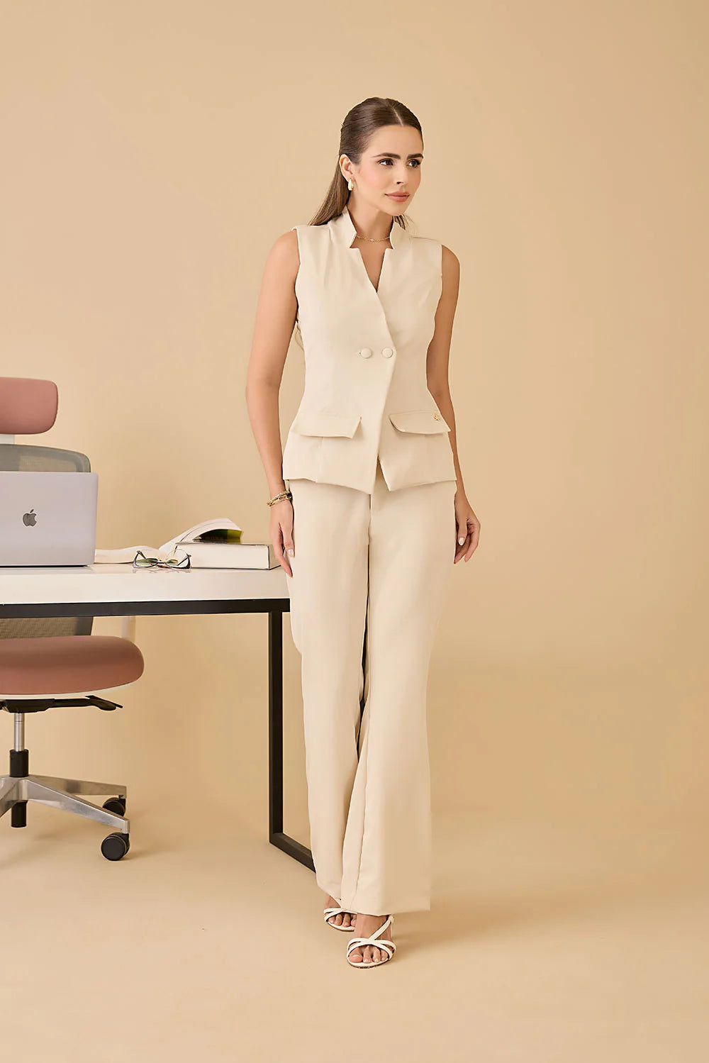 Sofia — Uniforme chaleco con pantalón bota campana