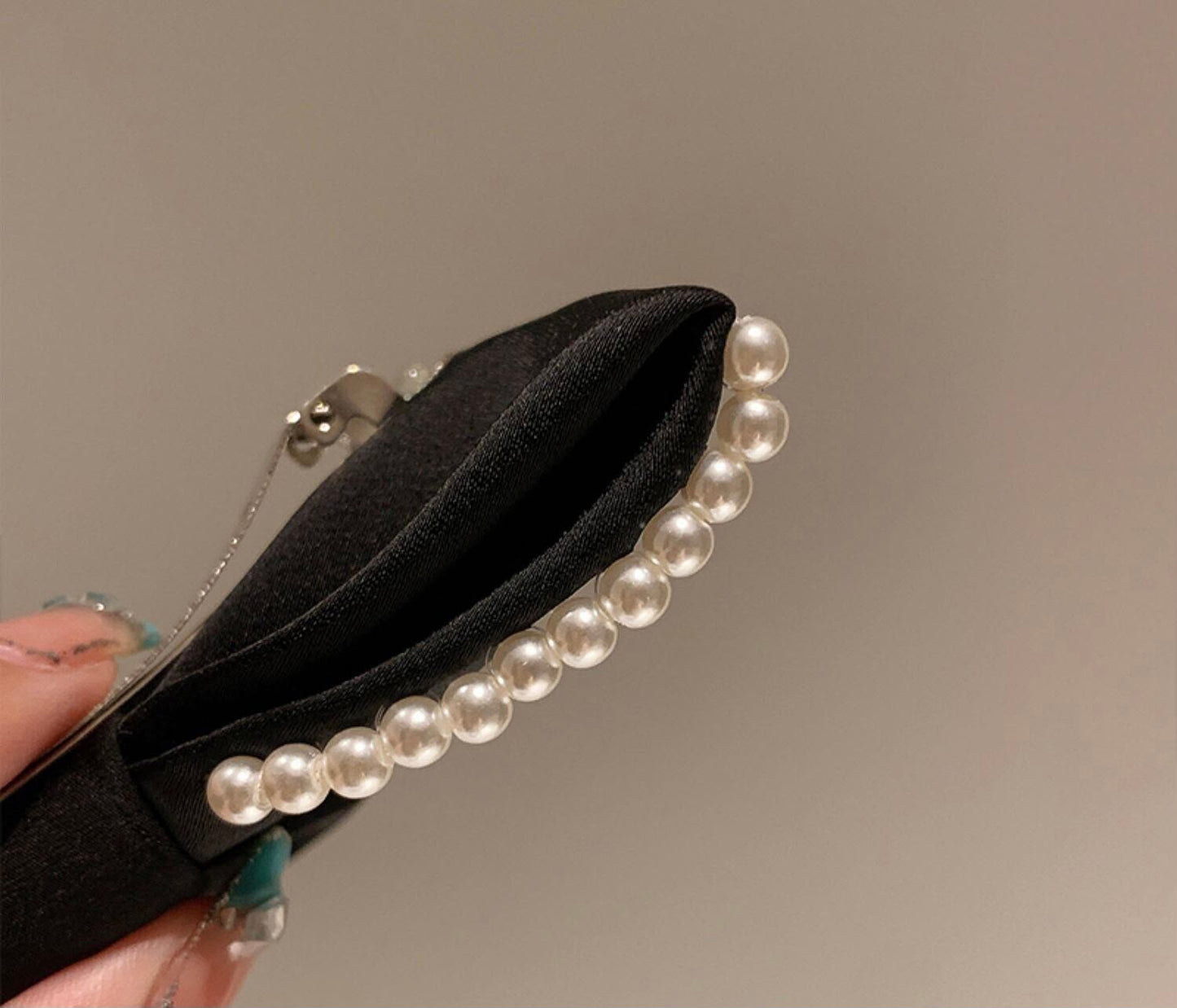 Moño decorado con perlas