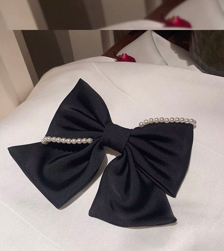 Moño decorado con perlas