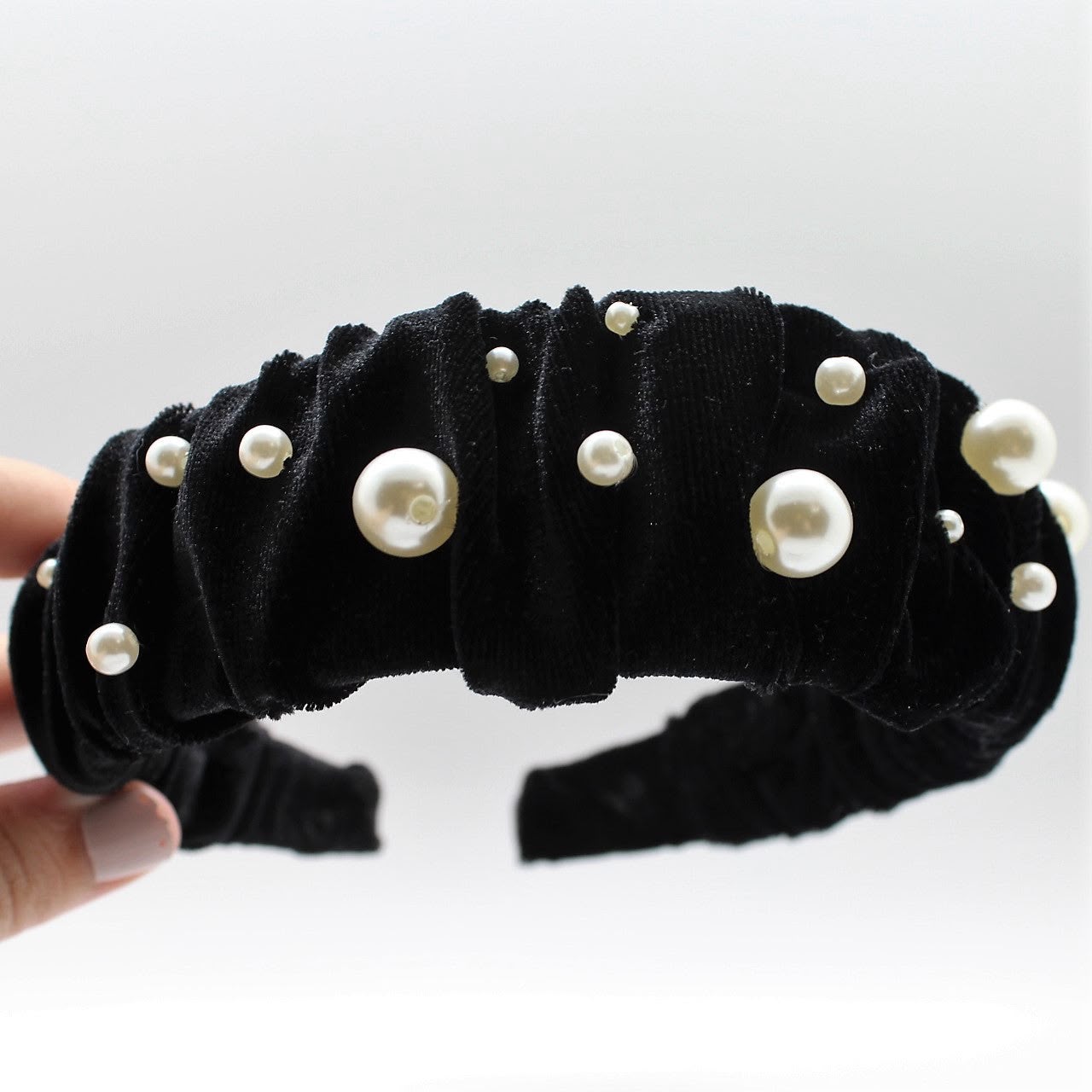 Diadema fruncida velvet con perlas
