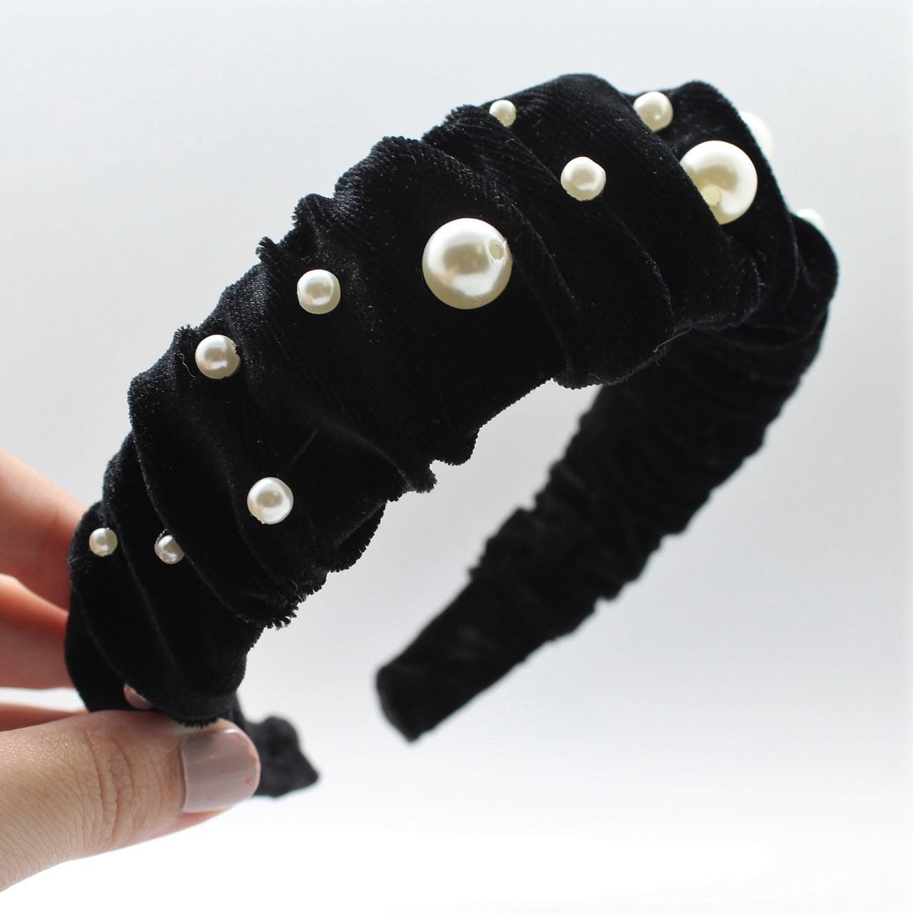Diadema fruncida velvet con perlas