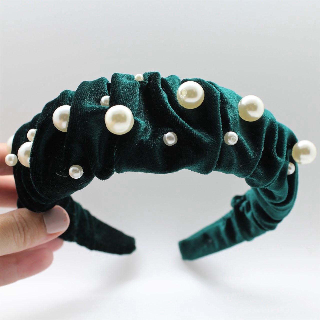 Diadema fruncida velvet con perlas