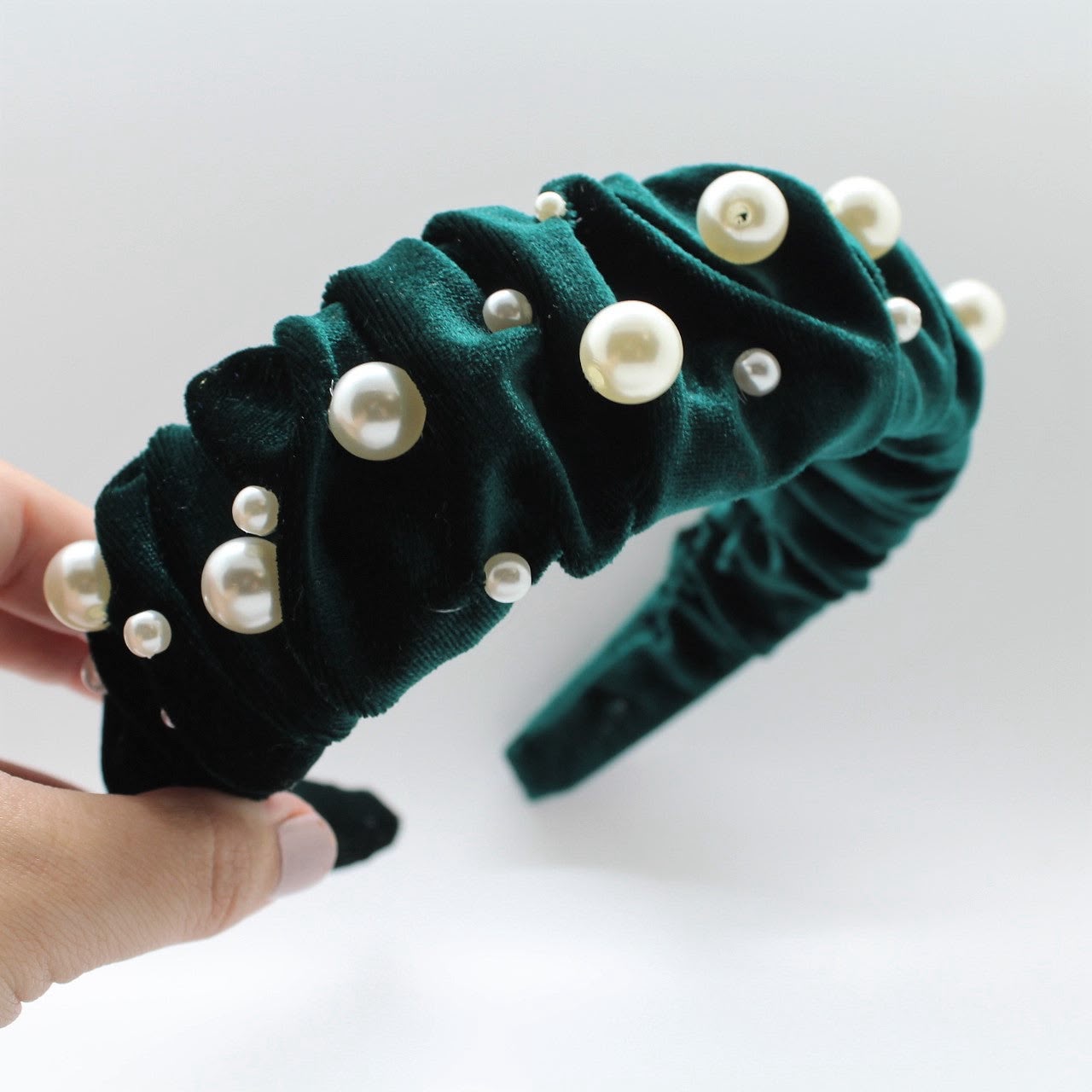 Diadema fruncida velvet con perlas