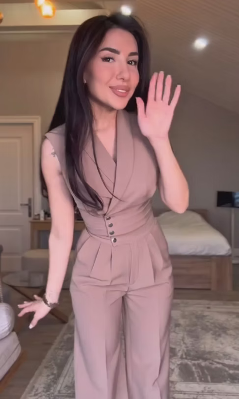 Esther — Uniforme