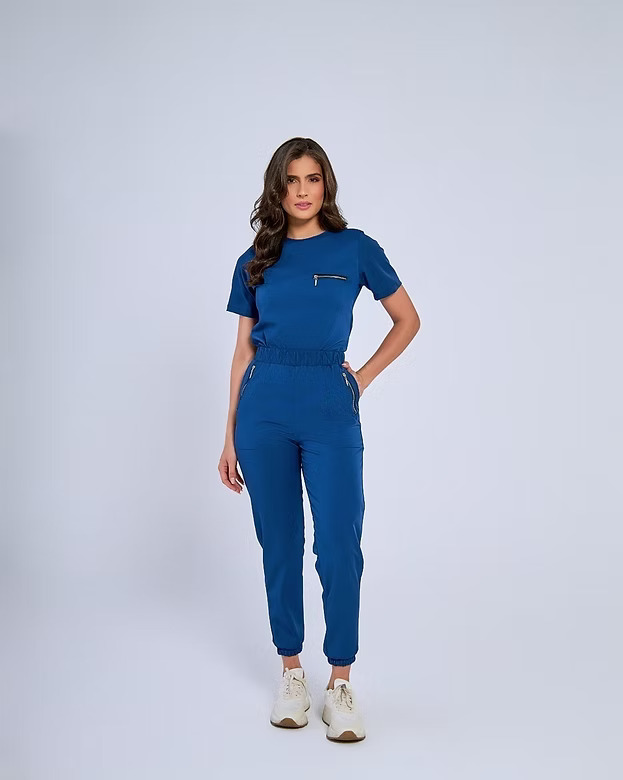 Diana — Uniforme con pantalón encauchado