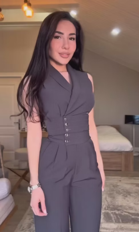Esther — Uniforme