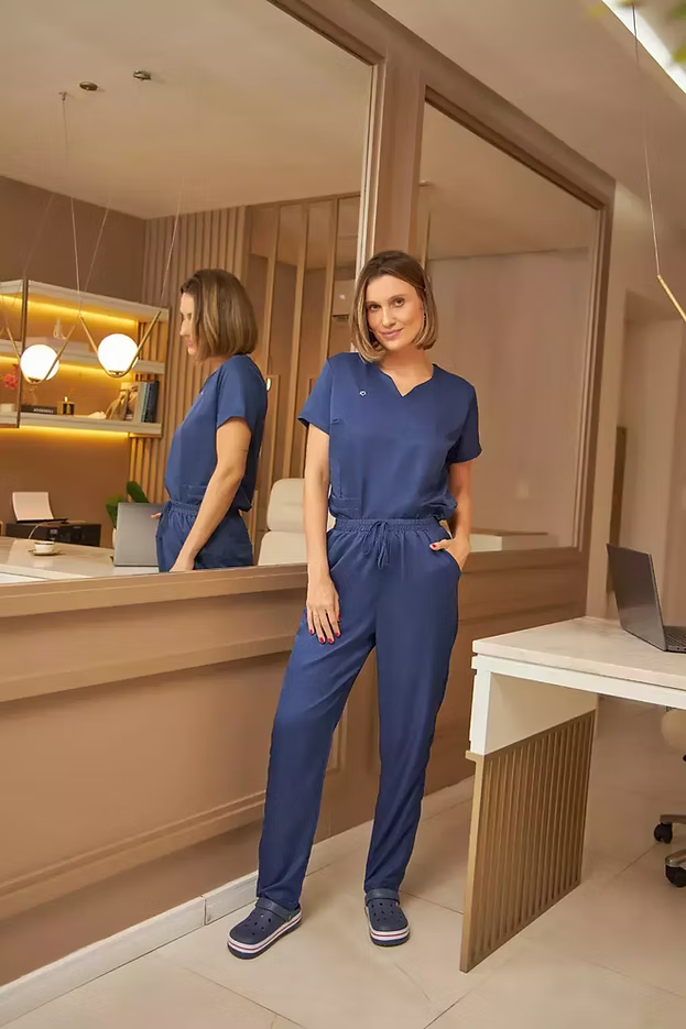 Beatriz — Uniforme con pantalón encauchado