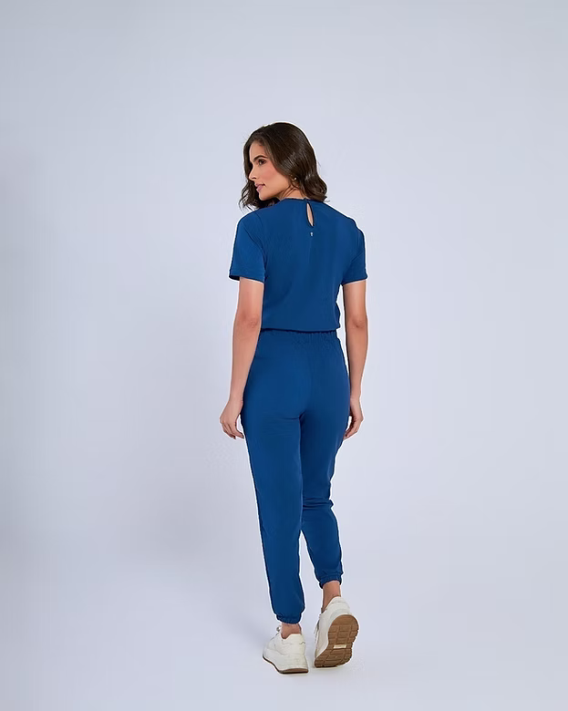 Diana — Uniforme con pantalón encauchado
